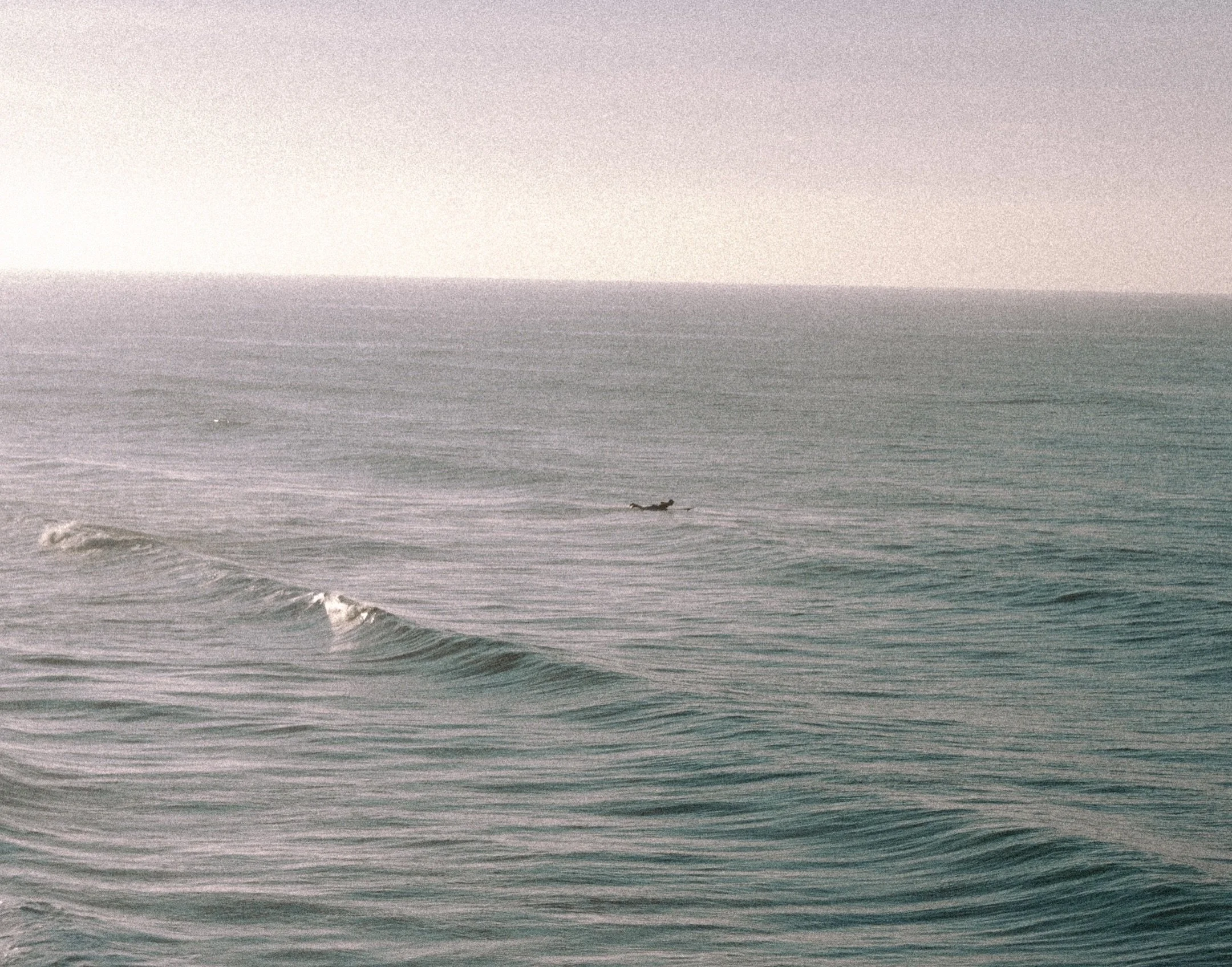 Smallness Against the Sea
𝘝𝘪𝘴𝘶𝘢𝘭 𝘴𝘵𝘶𝘥𝘺 &mdash; 𝘓𝘶𝘯𝘢 𝘚𝘪𝘯𝘤𝘭𝘢𝘪𝘳