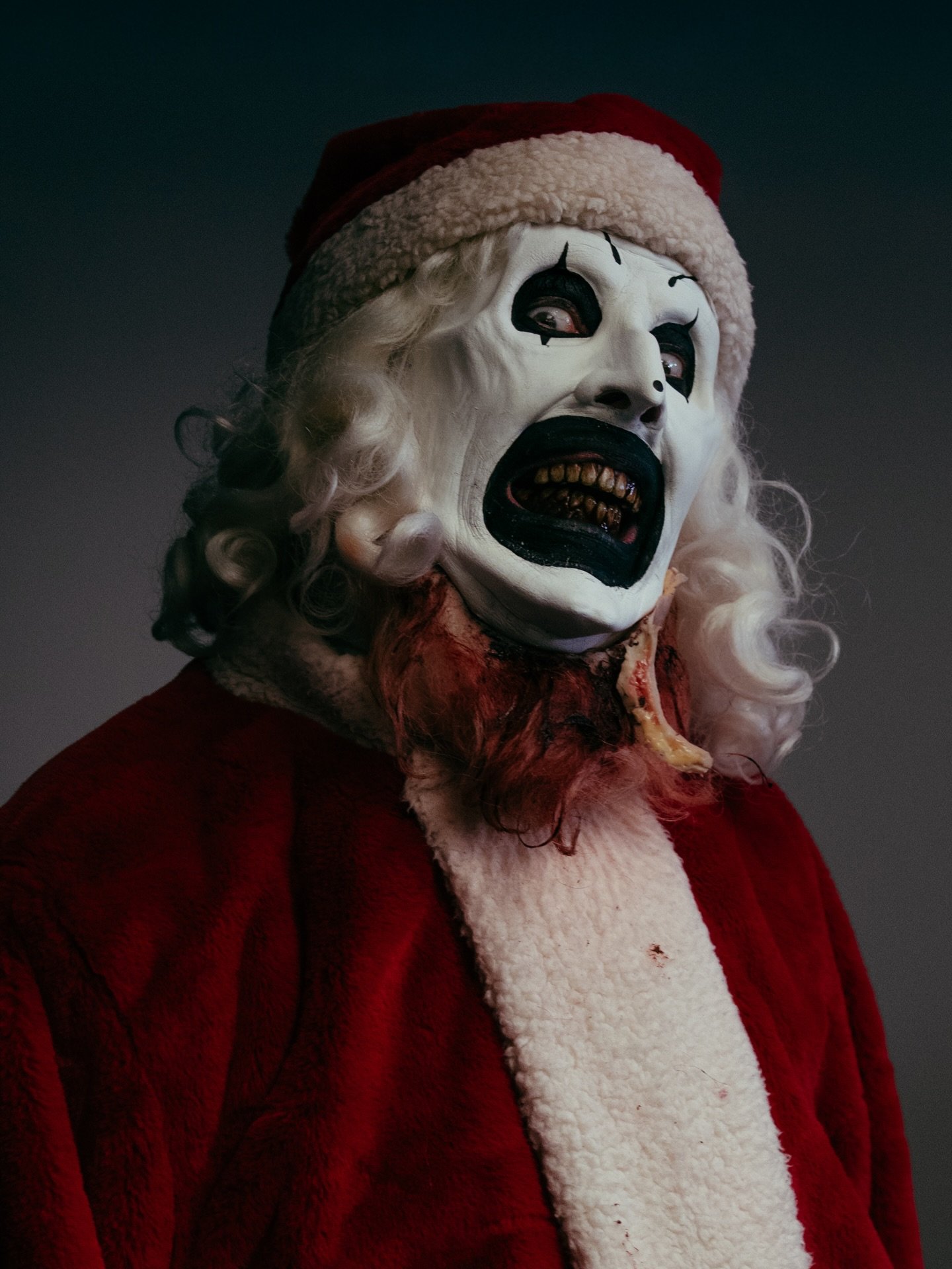 @davidhowardthornton 

Shot on @sonyalpha 
Lens @sony.unitedkingdom

Fun fact, this is the screen used original Santa costume from Terrifier 3.

Merry Christmas.
