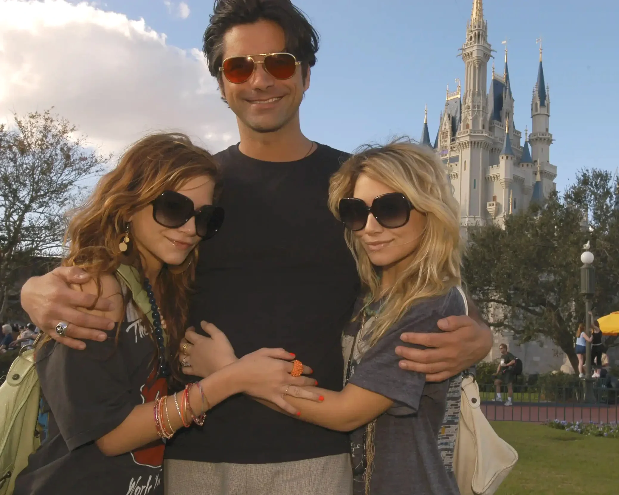 John-Stamos-Mary-Kate-Ashley-Olsen-Disney-2005-f525109635c9492e82a2cefa256b29ef.webp