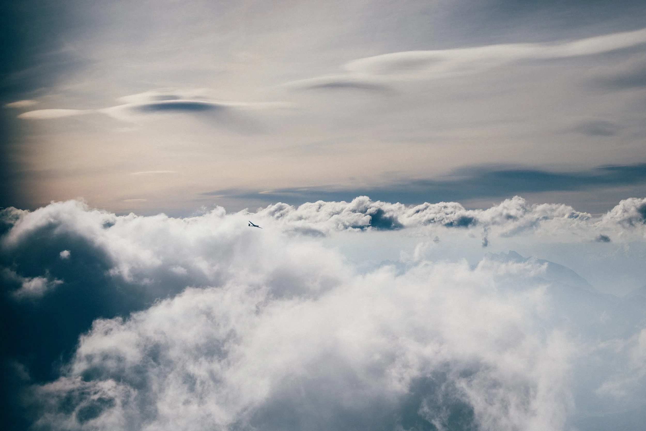 Ein Flugzeug fliegt durch Wolken am Himmel.