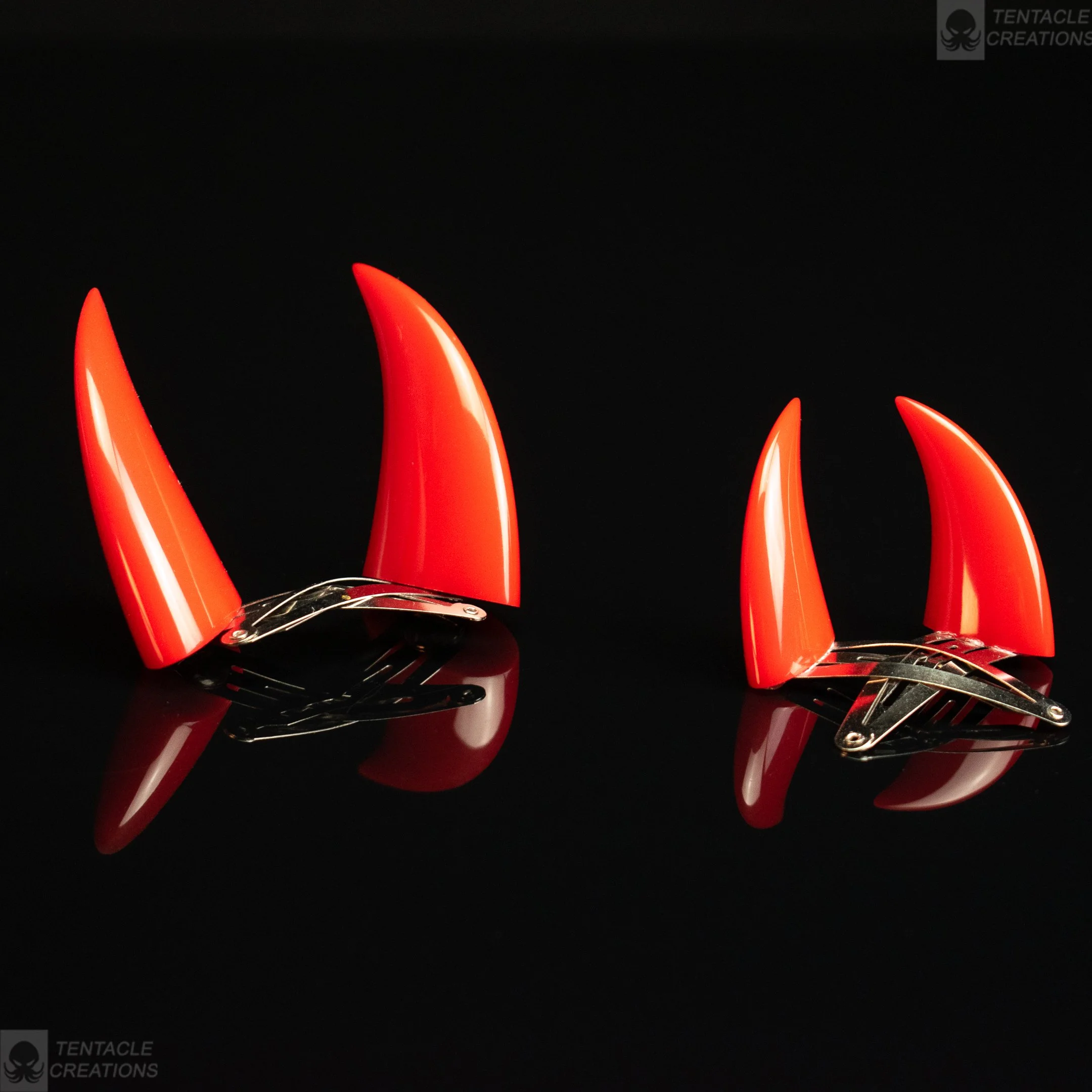 Horn hairclips - red