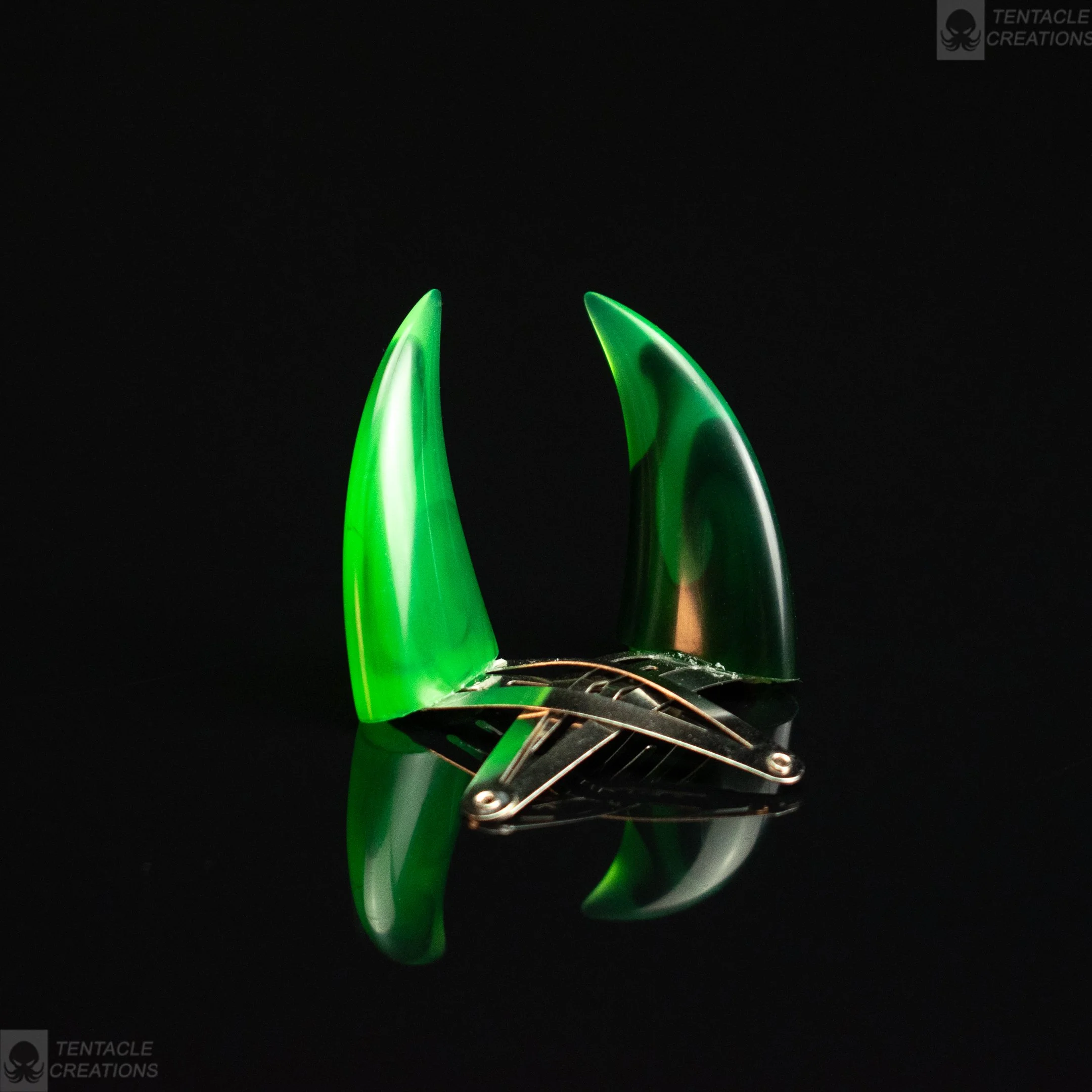 Horn hairclips - transparent green with black swirls