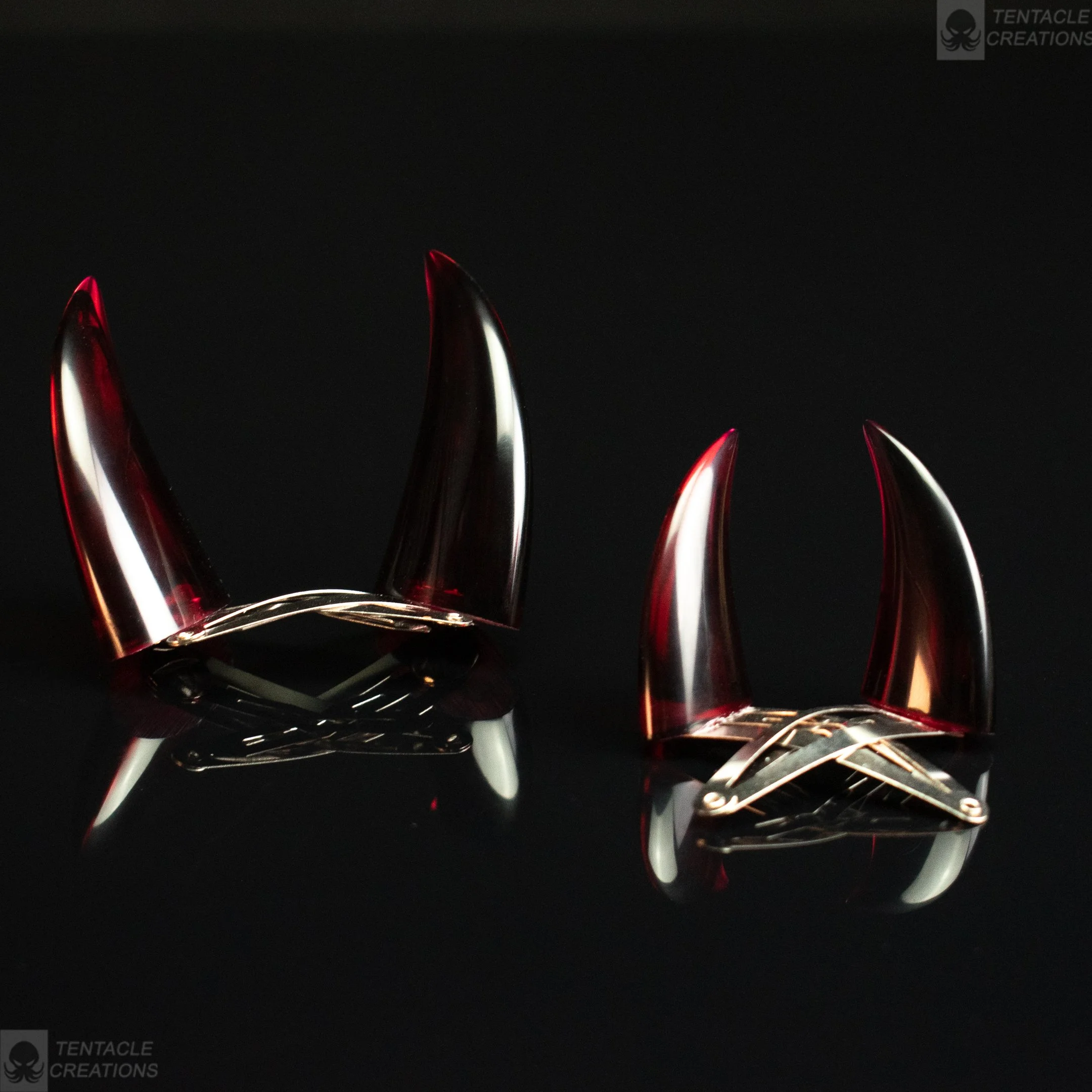 Horn hairclips - transparent red with black swirls