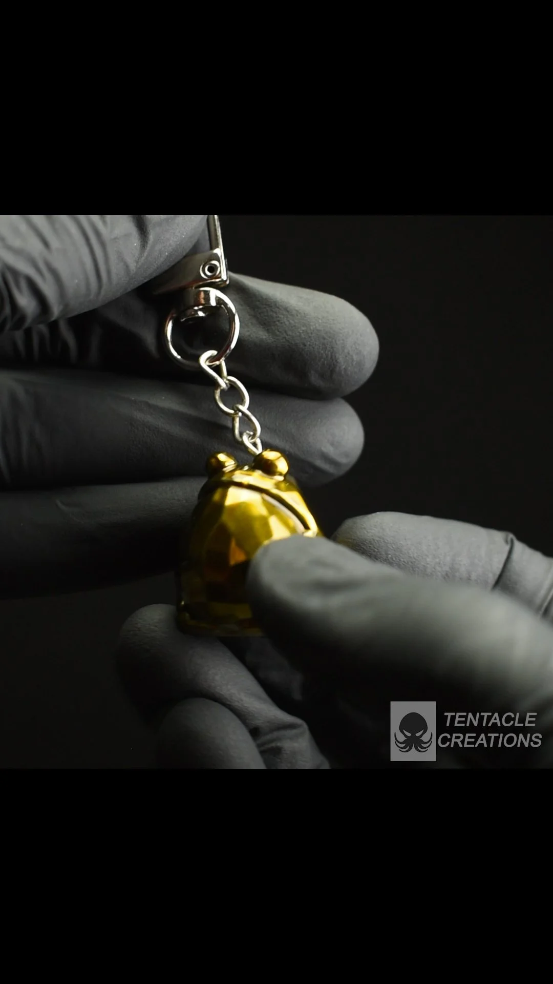 golden froggy butt keychain.jpg