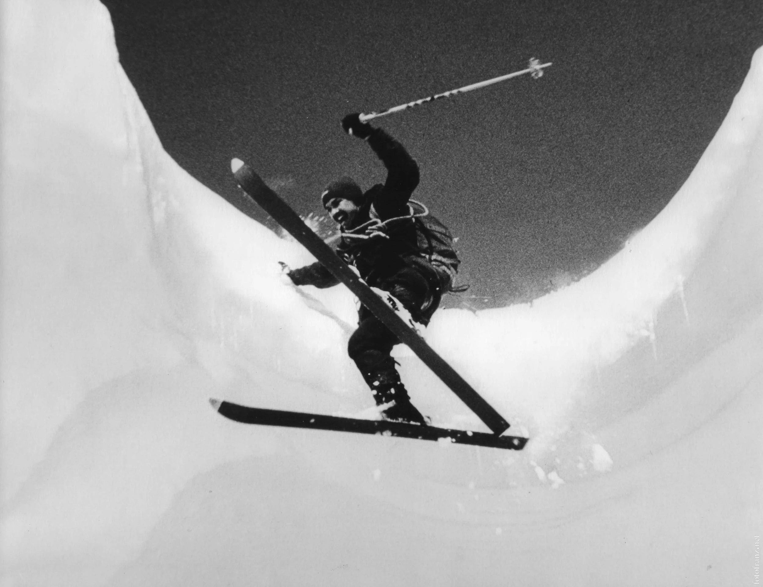 Schneesportler beim Skifahren in der Luft, aufgenommen aus einer ungewöhnlichen Perspektive