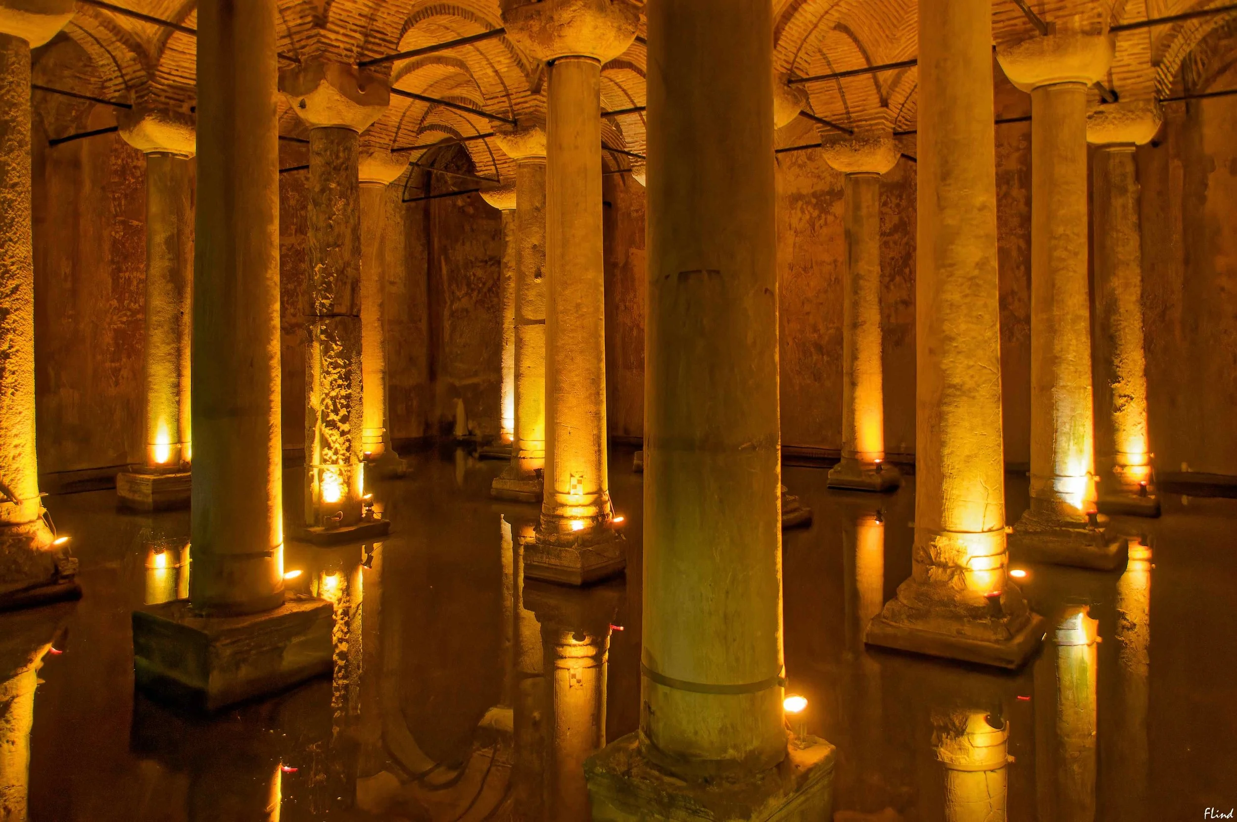 Unterirdischer römischer Tempel mit vielen Säulen und Wasser.