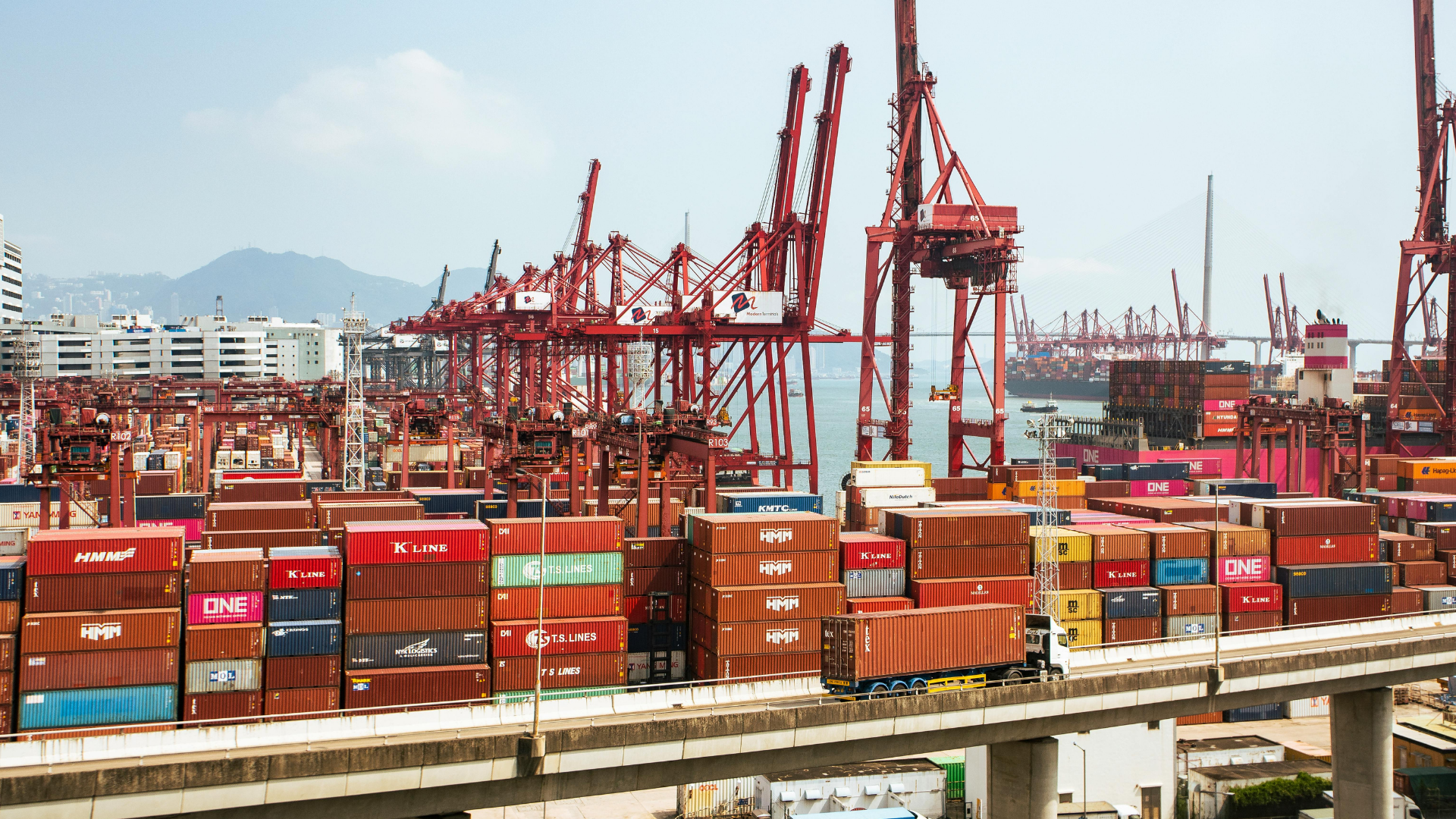Customs agent vs freight forwarder: what's the difference?