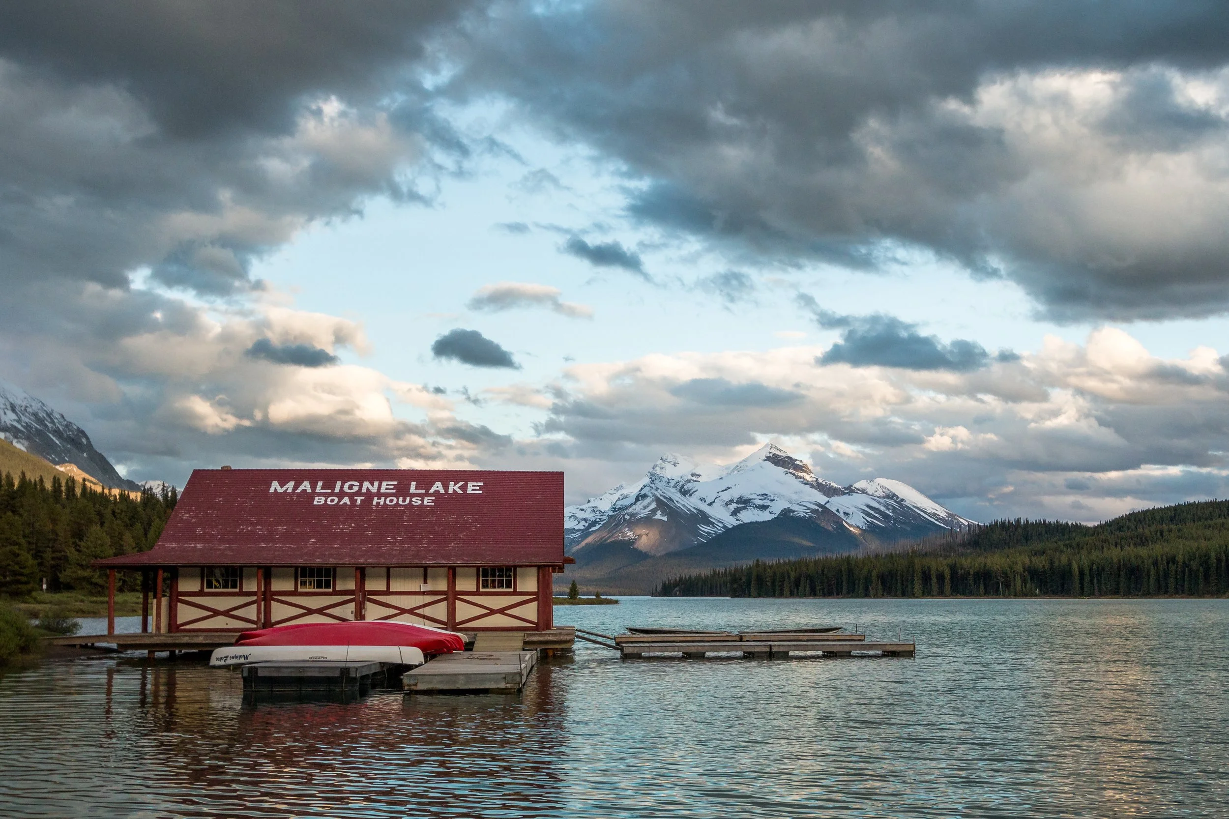 Maligne Lake Boat House 2018-06-05.jpg