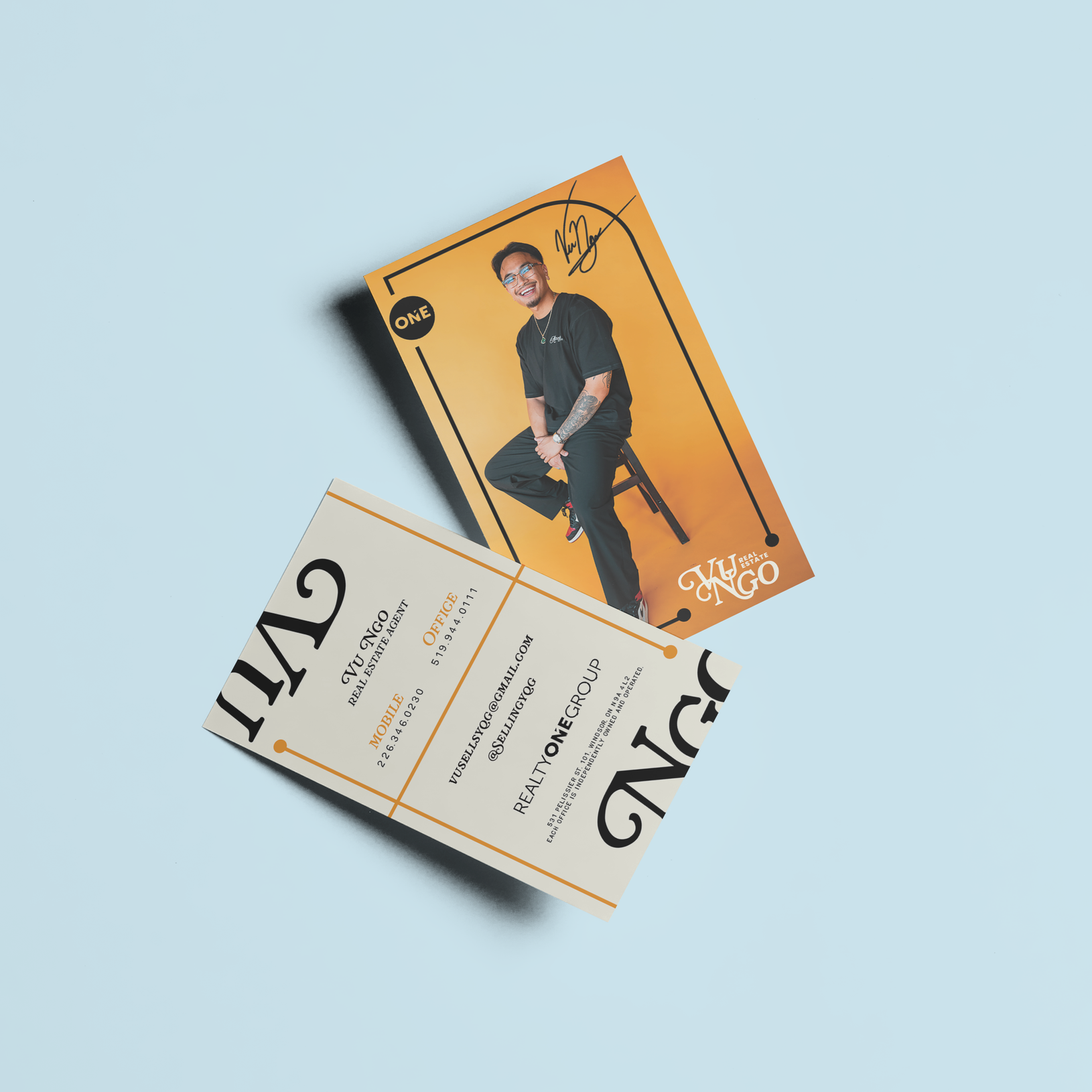 realistic+business+card+mockup.png