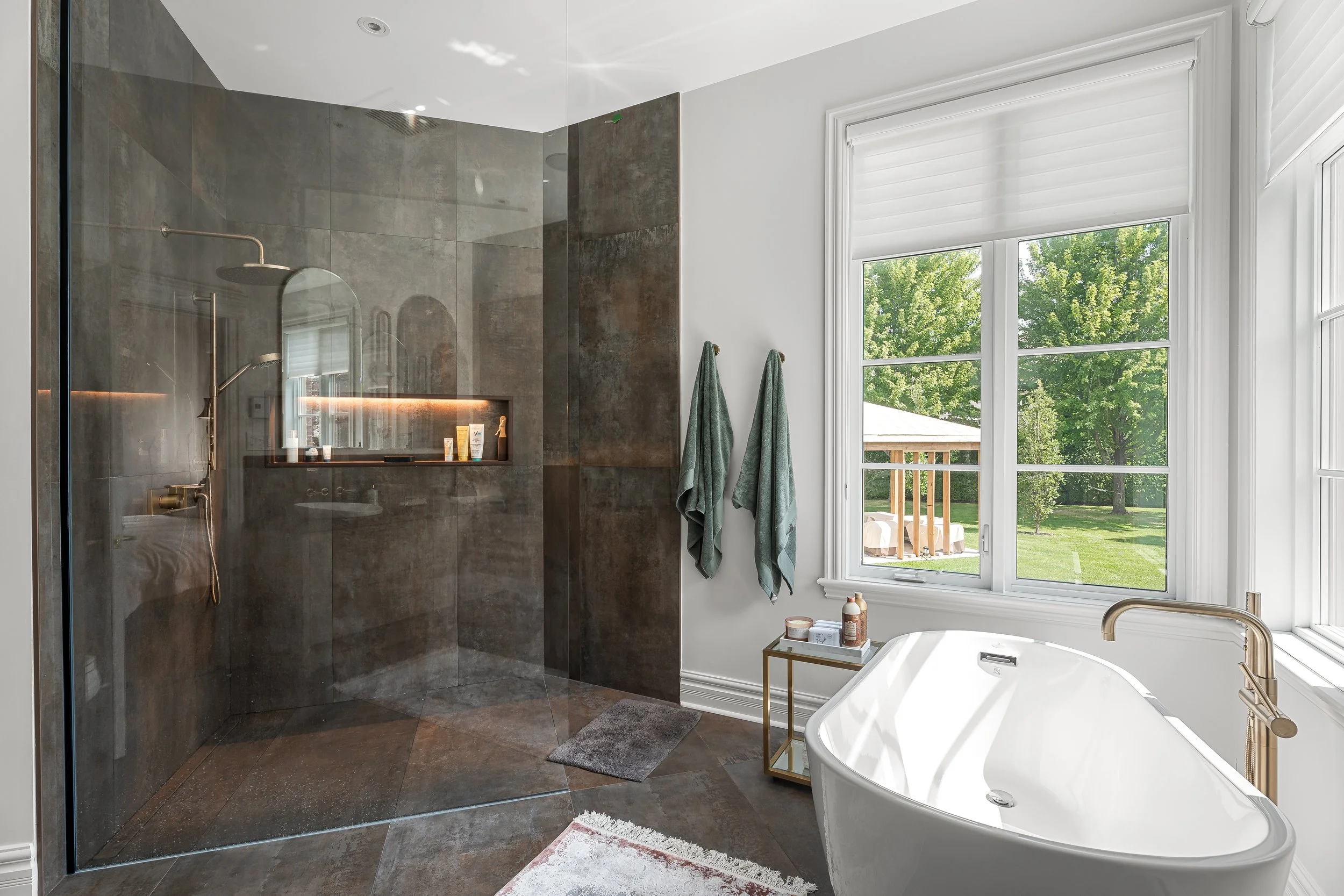 Luxury bathroom renovation in Brossard near Montreal with a walk-in shower, freestanding bathtub, and large-format tile.