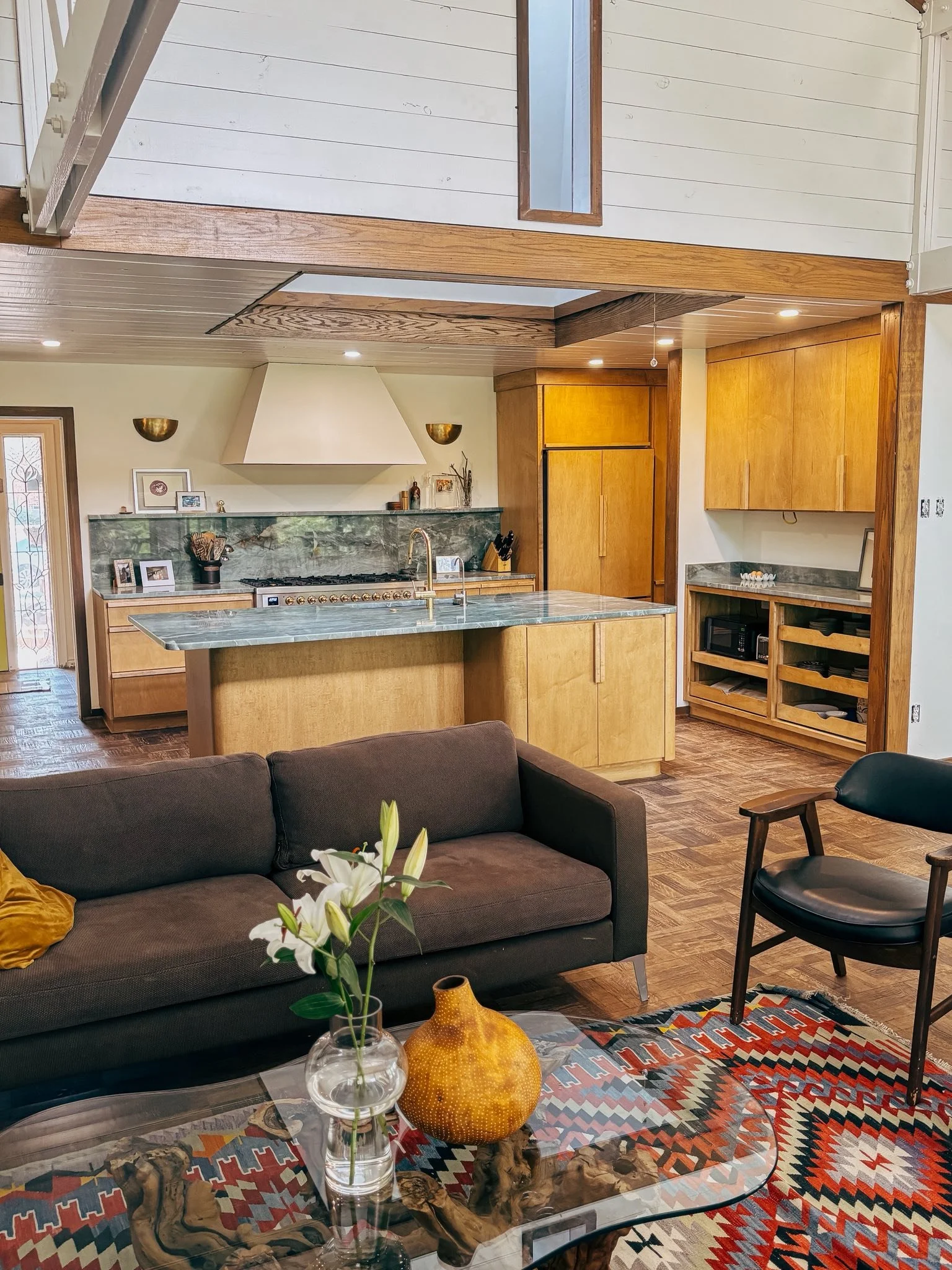 Oranssi carpenter using bench saw