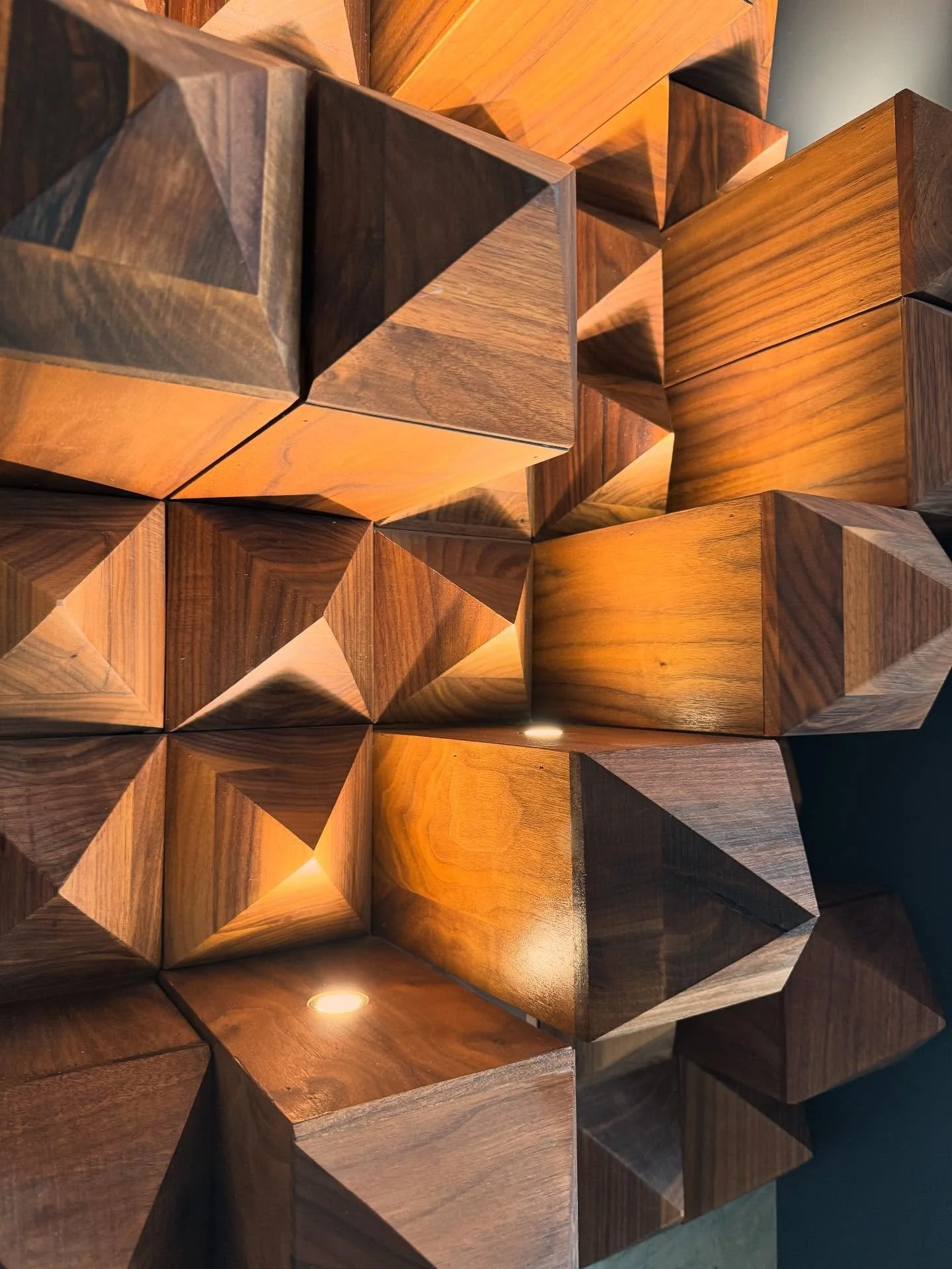 Not your average feature wall.
This custom walnut installation turns geometry into drama&mdash;every facet catching the light just right. Texture, shadow, and craftsmanship collide to create a space that feels alive.

#StatementWall #WalnutDesign #Mo