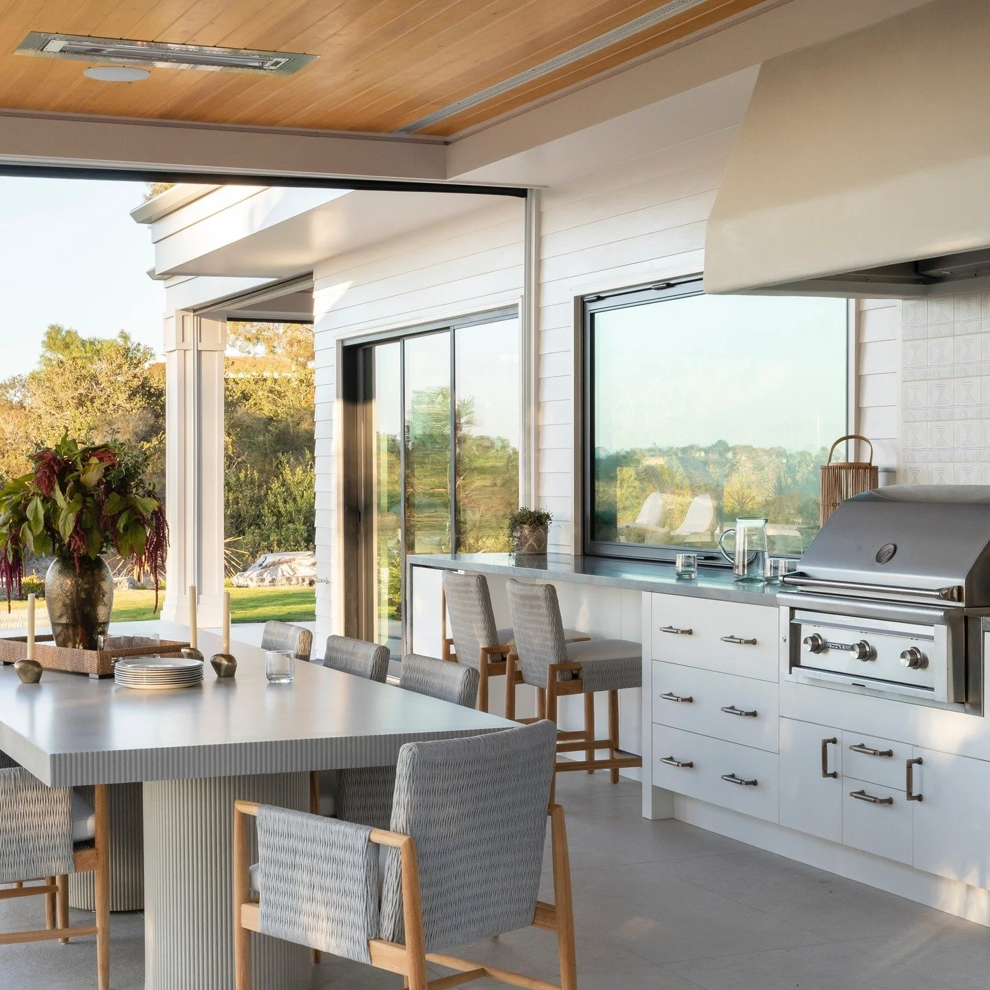 Outdoor living, elevated. ☀️ This covered dining space blurs the line between inside and out &mdash; custom dining table, seating @palecekdesign and views that make every meal feel like an event. 🌿
#OutdoorLiving #ExteriorDesign #InteriorDesign #Out