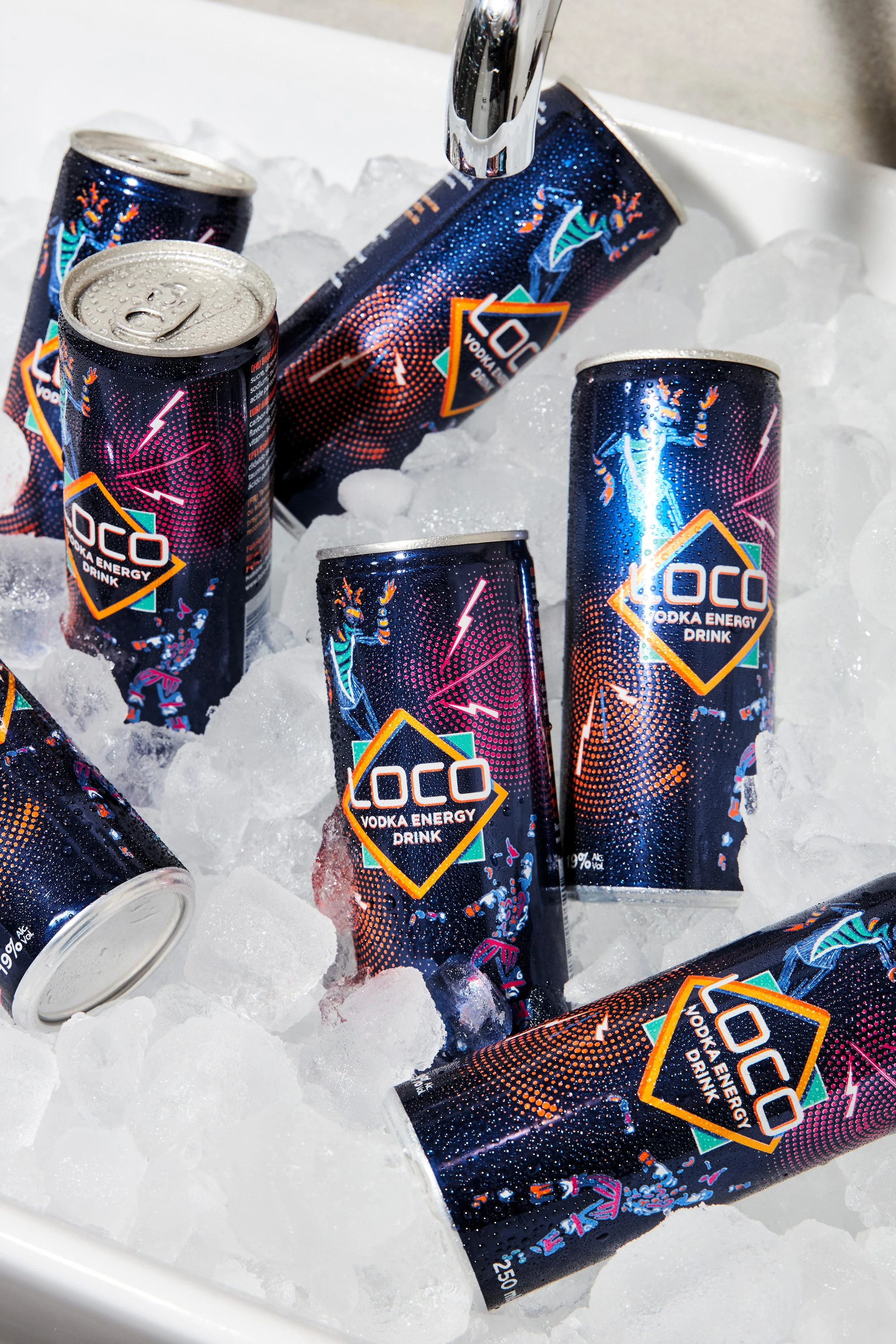 Canettes de boisson énergisante au design coloré et graphique, étiquetées 'LOCO Vodka Energy Drink', posées dans de la glace