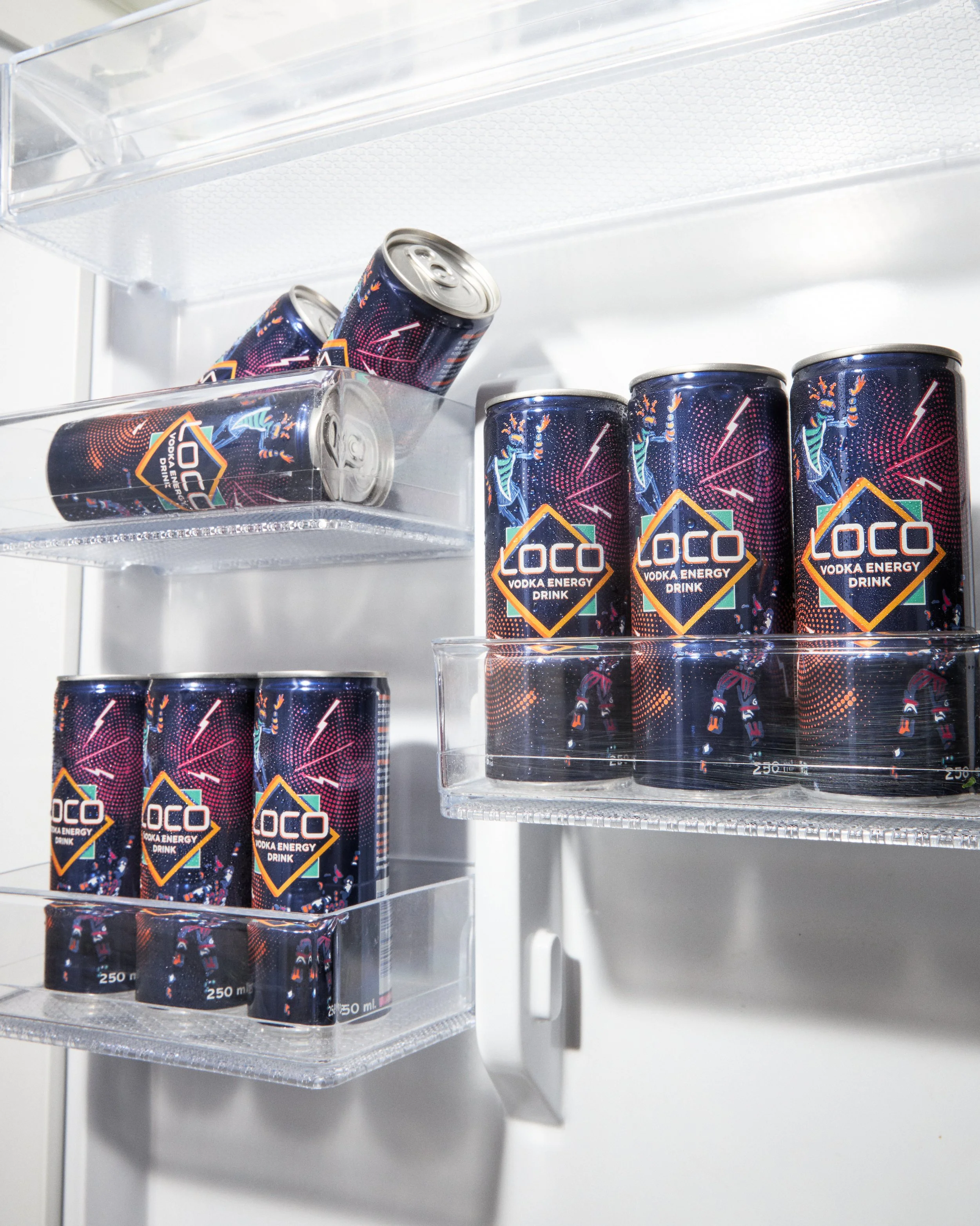 Une image montrant plusieurs canettes de boisson énergisante nommée 'LOCO Vodka Energy Drink' rangées dans un réfrigérateur transparent.