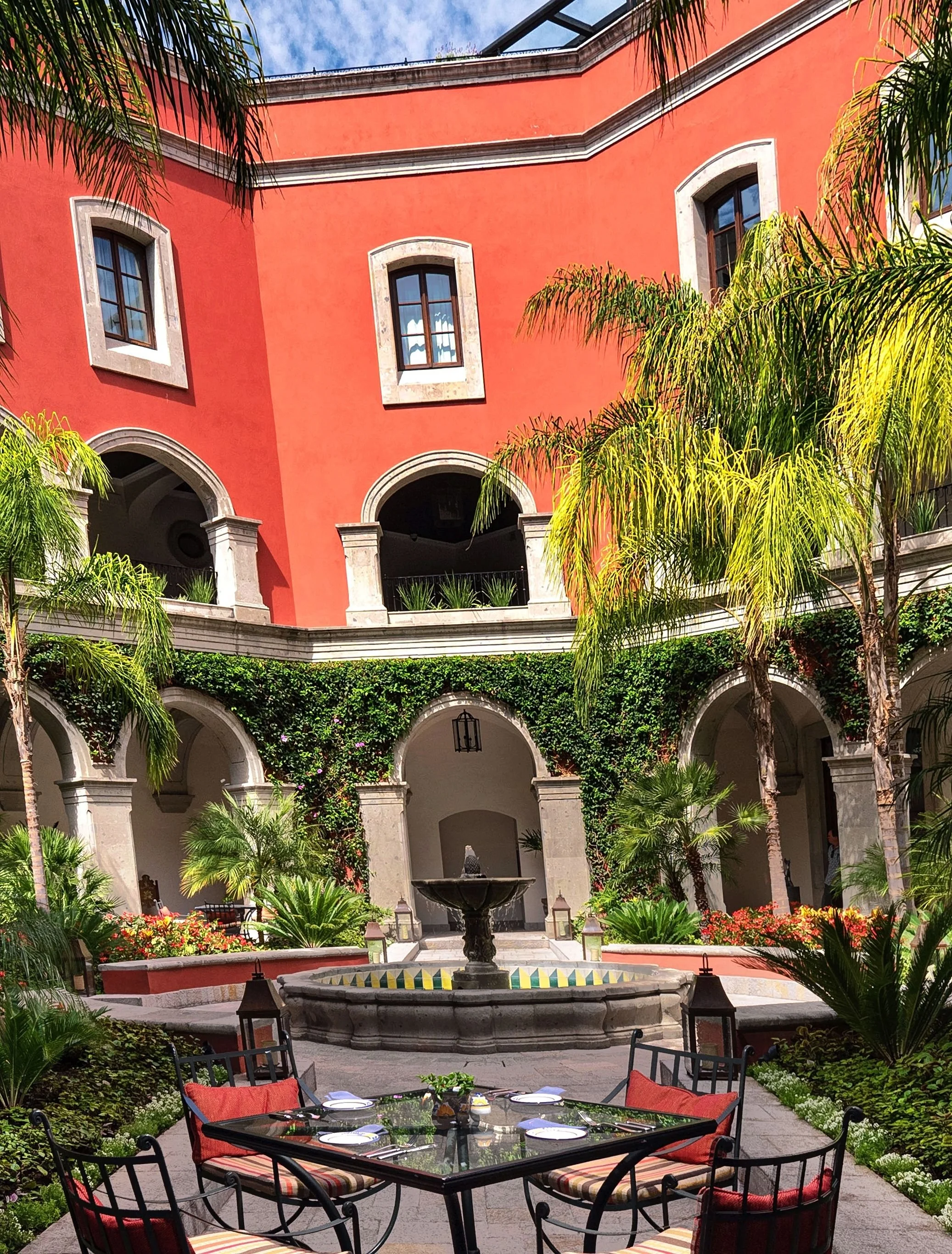 Courtyard with fountain and palm tree in the Rosewood hotel San Miguel de Allend Mexico where you can get our stemm cell therapy.