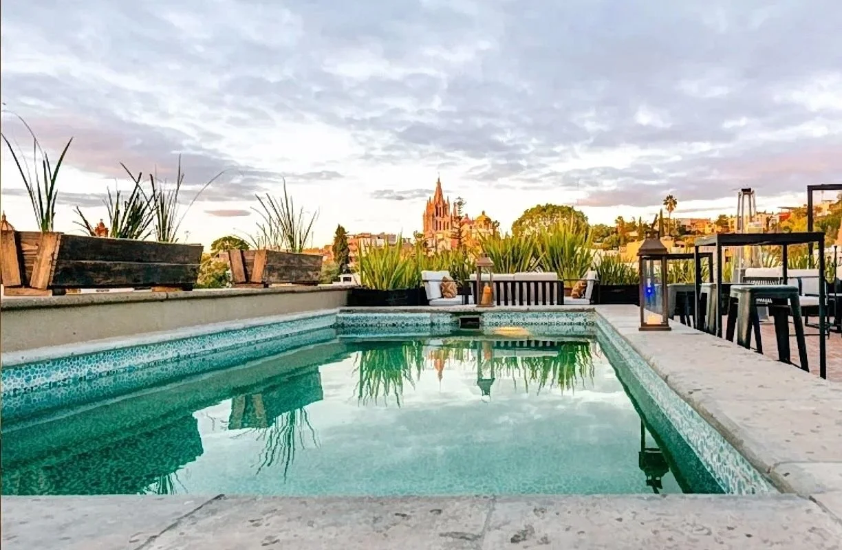 Swimmingpool on the roof top of the Hotel Casa Feliciana with the Parroquia in San Miguel de Allende Mexico where you can do stem cell therapy.