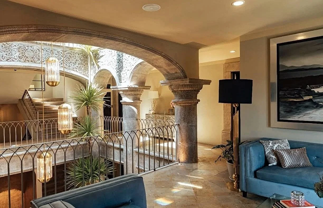 Corridor in Hotel El GolpeDe Vista San Miguel De Allende with sofa