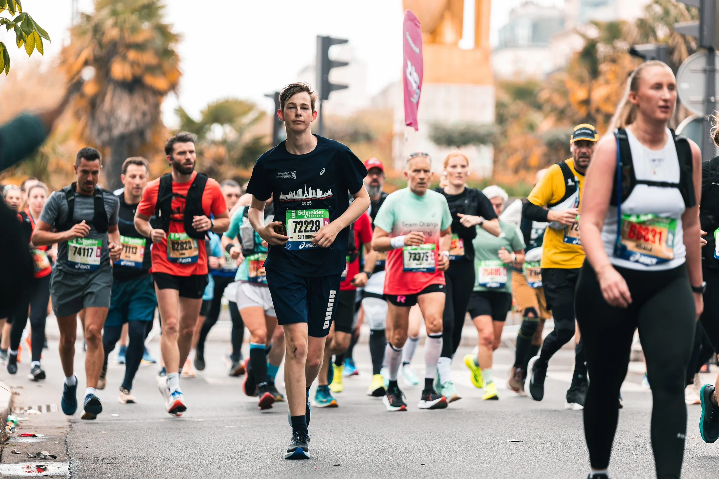 Groupe de coureurs participant à une course dans une rue