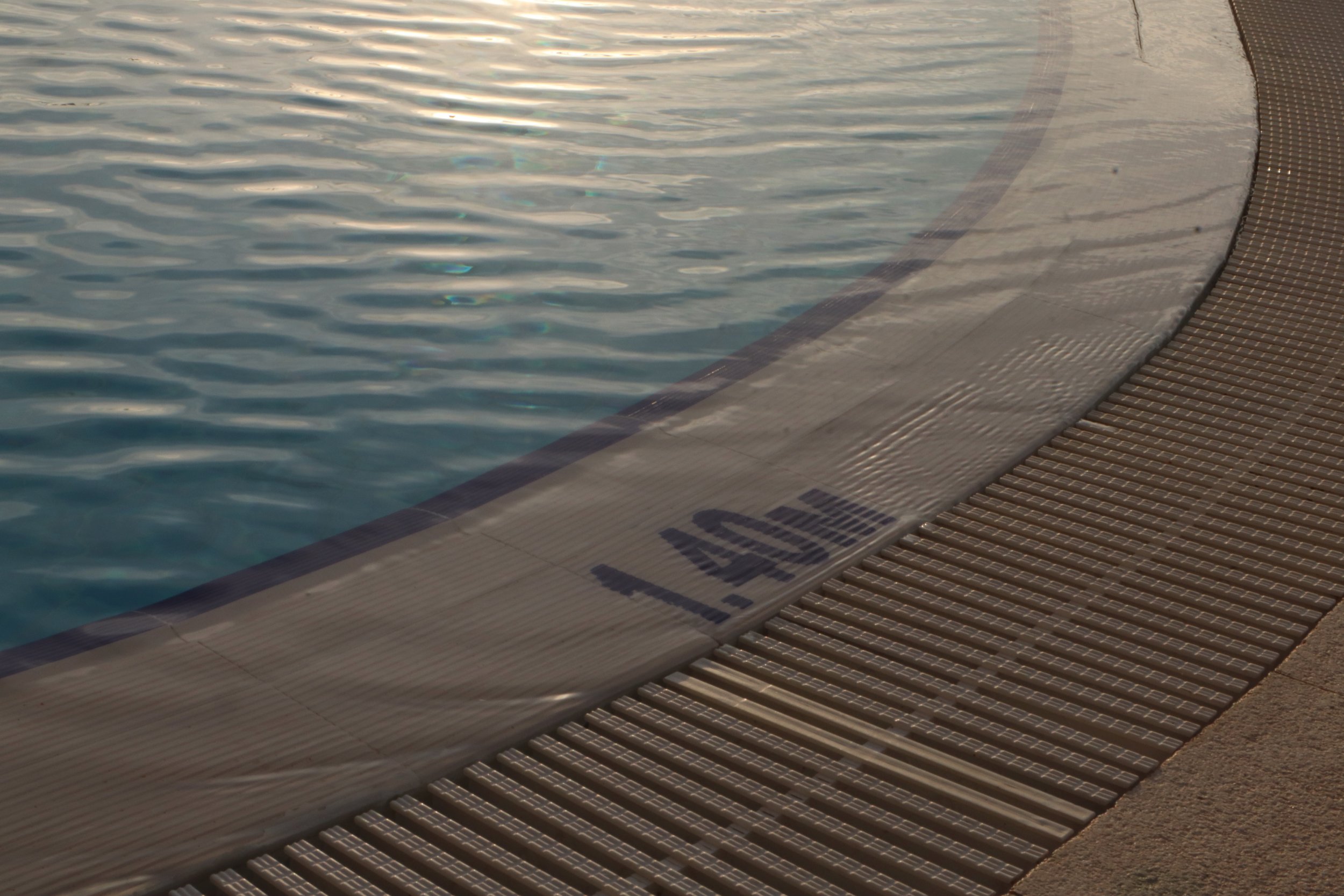 The Sun Is Glowing From 1.4m Under the Water(2024)