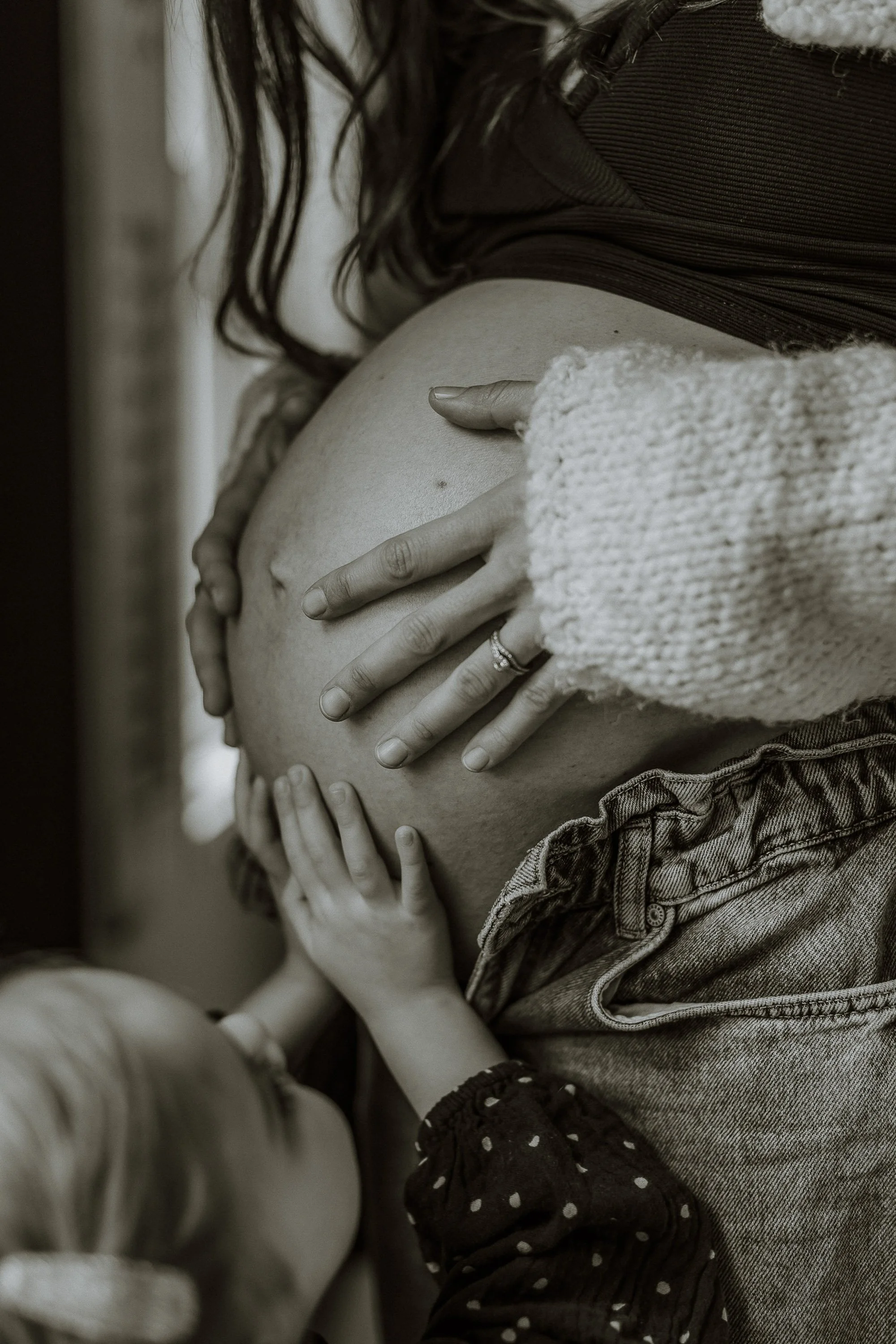 Relaxed Maternity Photoshoot at home in Thames Ditton, Surrey