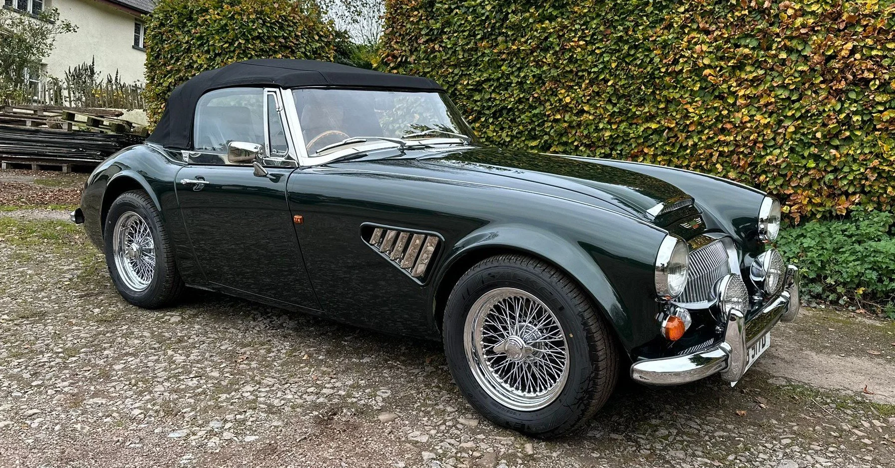 Pretty rare beasts these, this is a HMC Mk4 and rather resembles a Healey 3000, and for good reason... these cars were endorsed by Donald Healey himself and were originally to be marketed as an Austin Healey until there was an issue with trade marks.