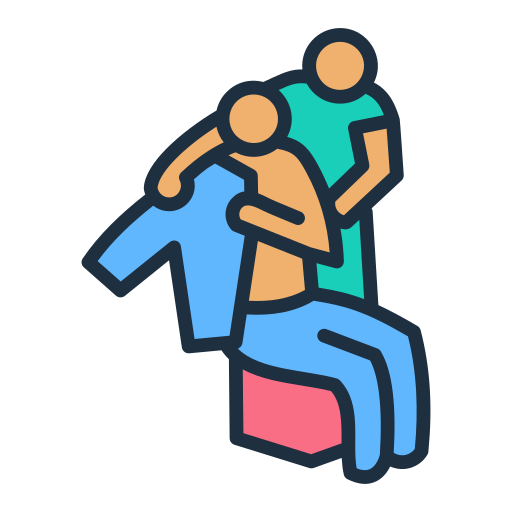 Une personne aide une autre à se dégager d'un autre en lui donnant un coup à la tête, dans une interaction agressive.