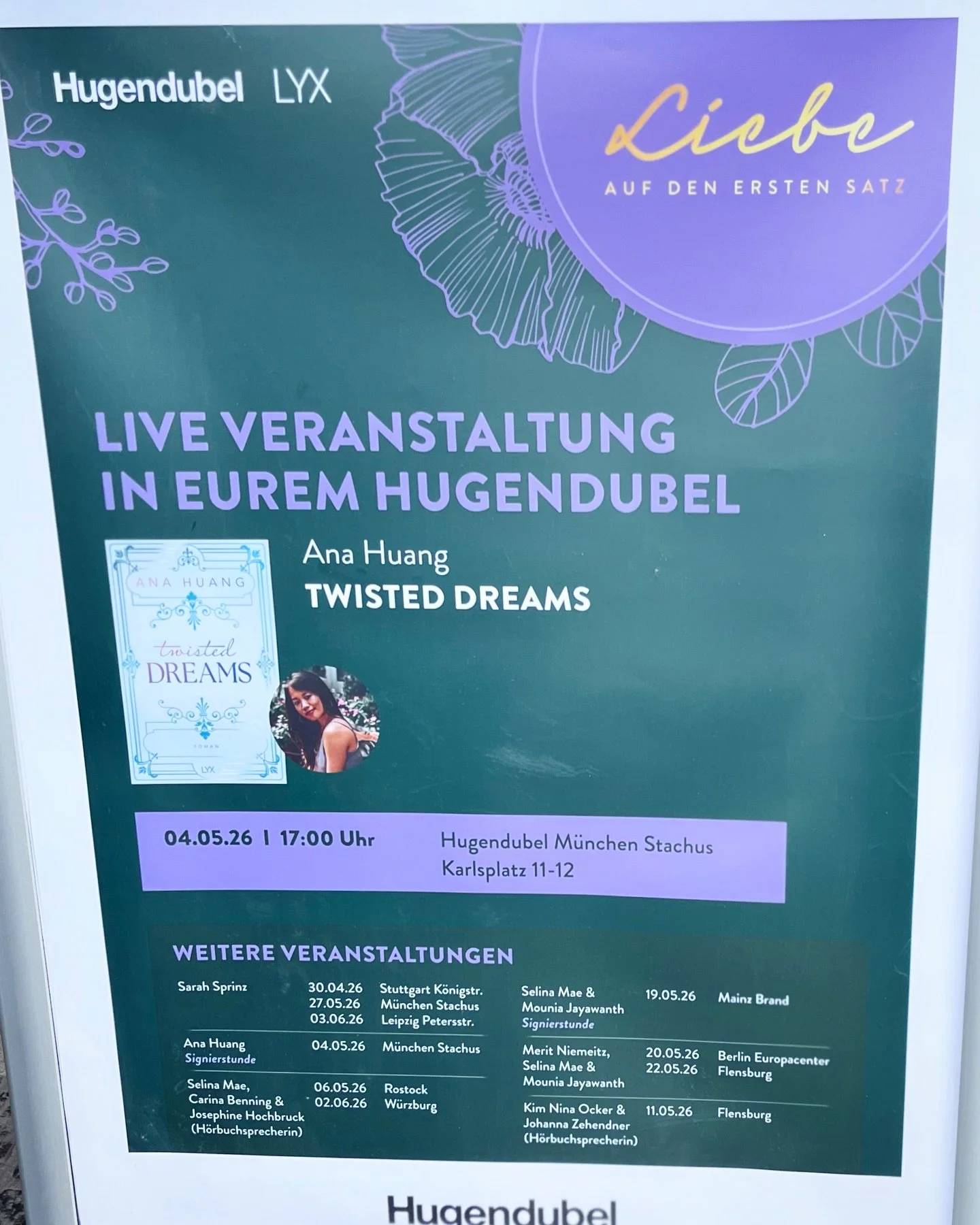 When you accidentally find yourself at an author signing for one of our favorite authors, @authoranahuang 💖

#ThePumpkinCottage #BookDetour #Germany
#IndieBookshop #bookstaaram