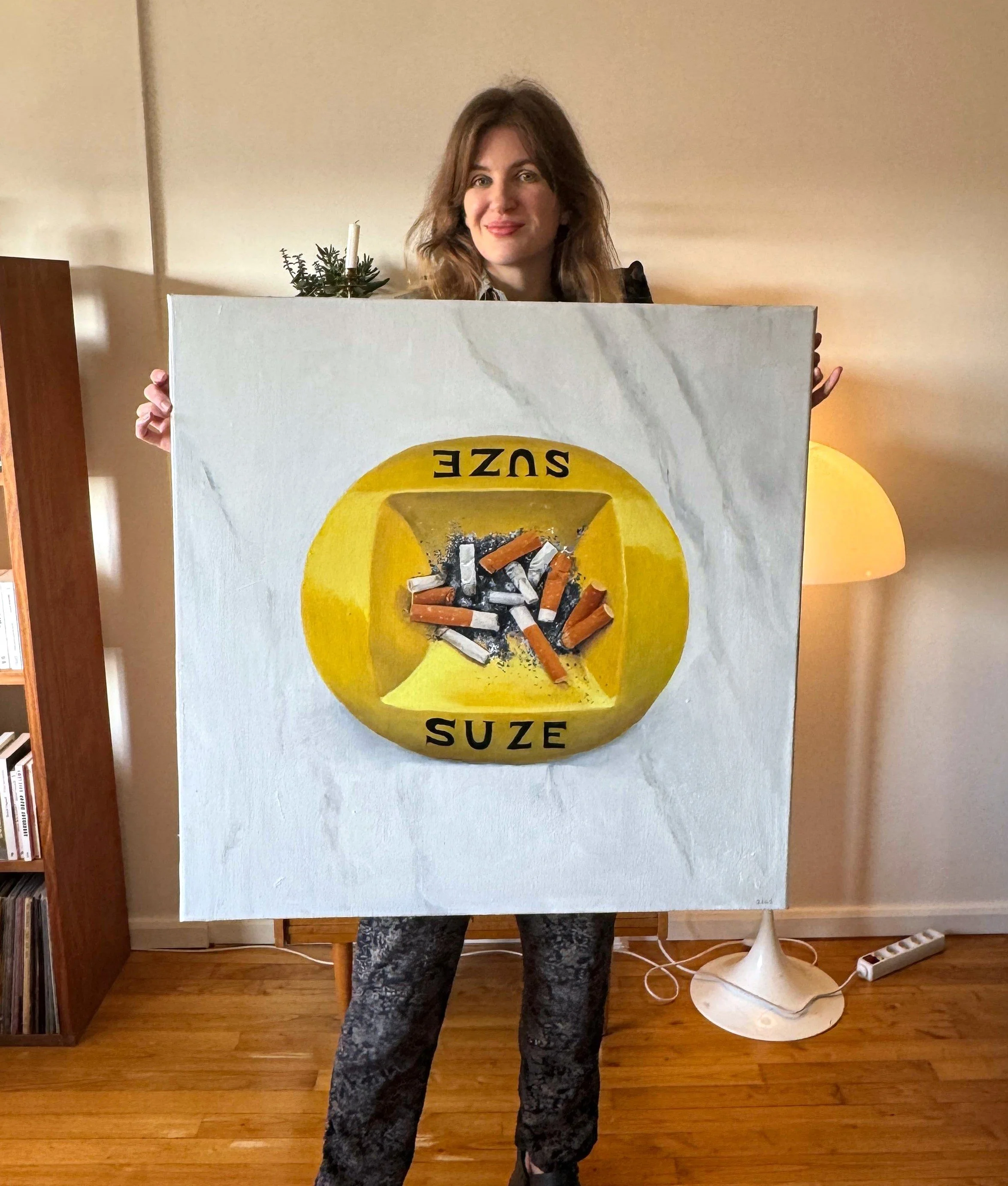 Photo d'Anaïs Boudard tenant une peinture de cendrier
