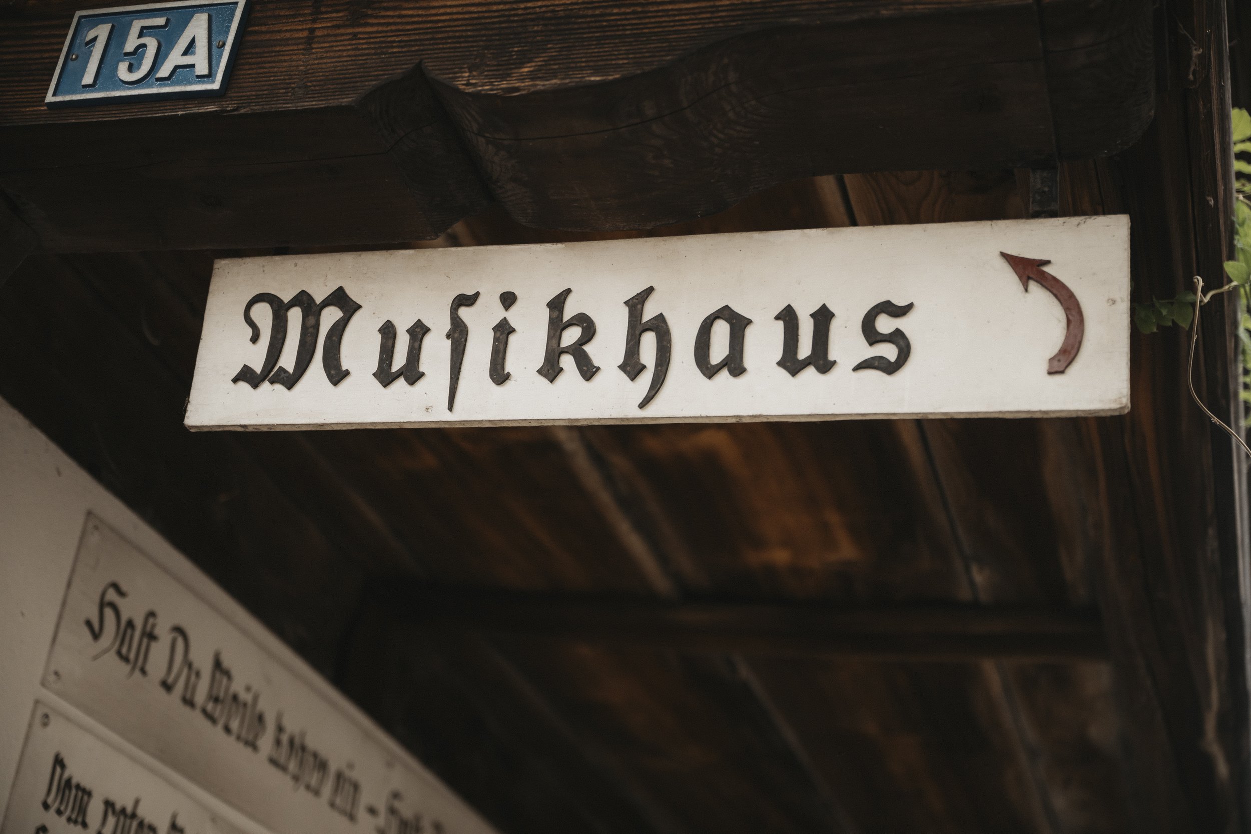 Hinweisschild mit der Aufschrift 'Musikhaus' und einem nach oben gerichteten Pfeil.