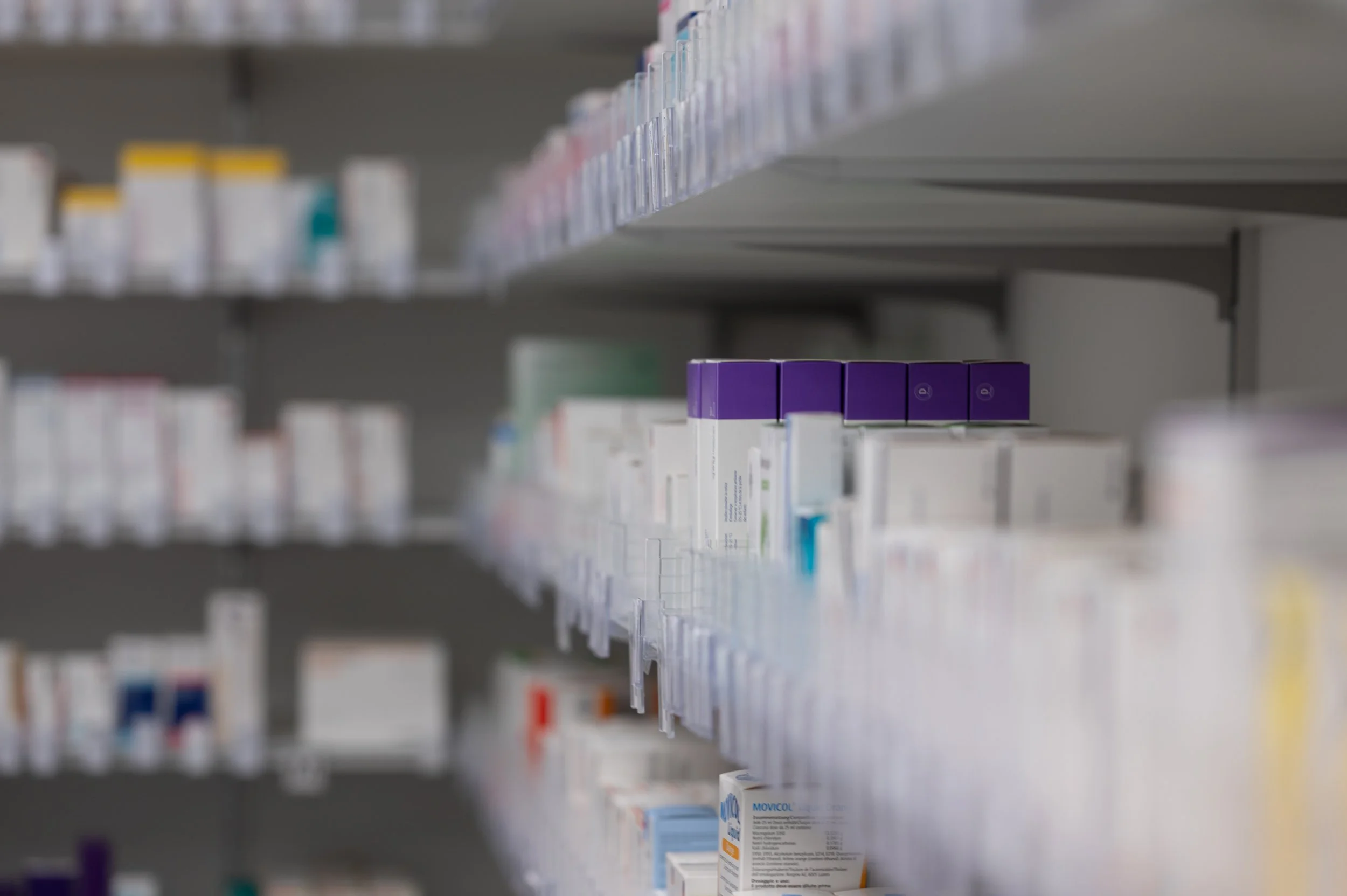 Regale mit Medikamenten in einer Apotheke