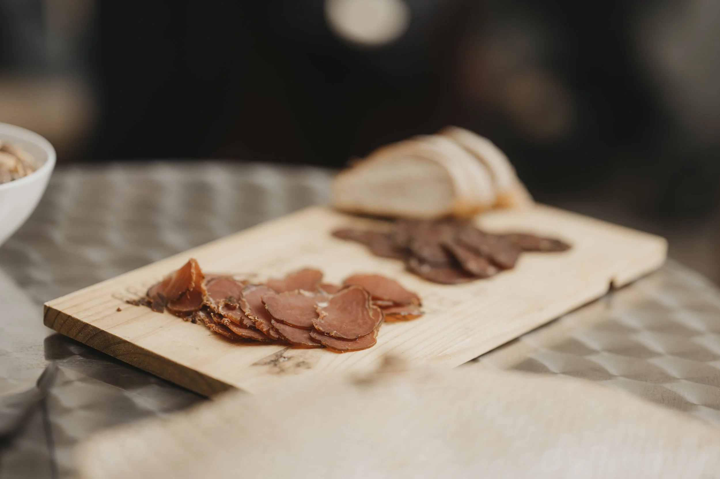 Verschiedene Wurstsorten auf einem Holzbrett