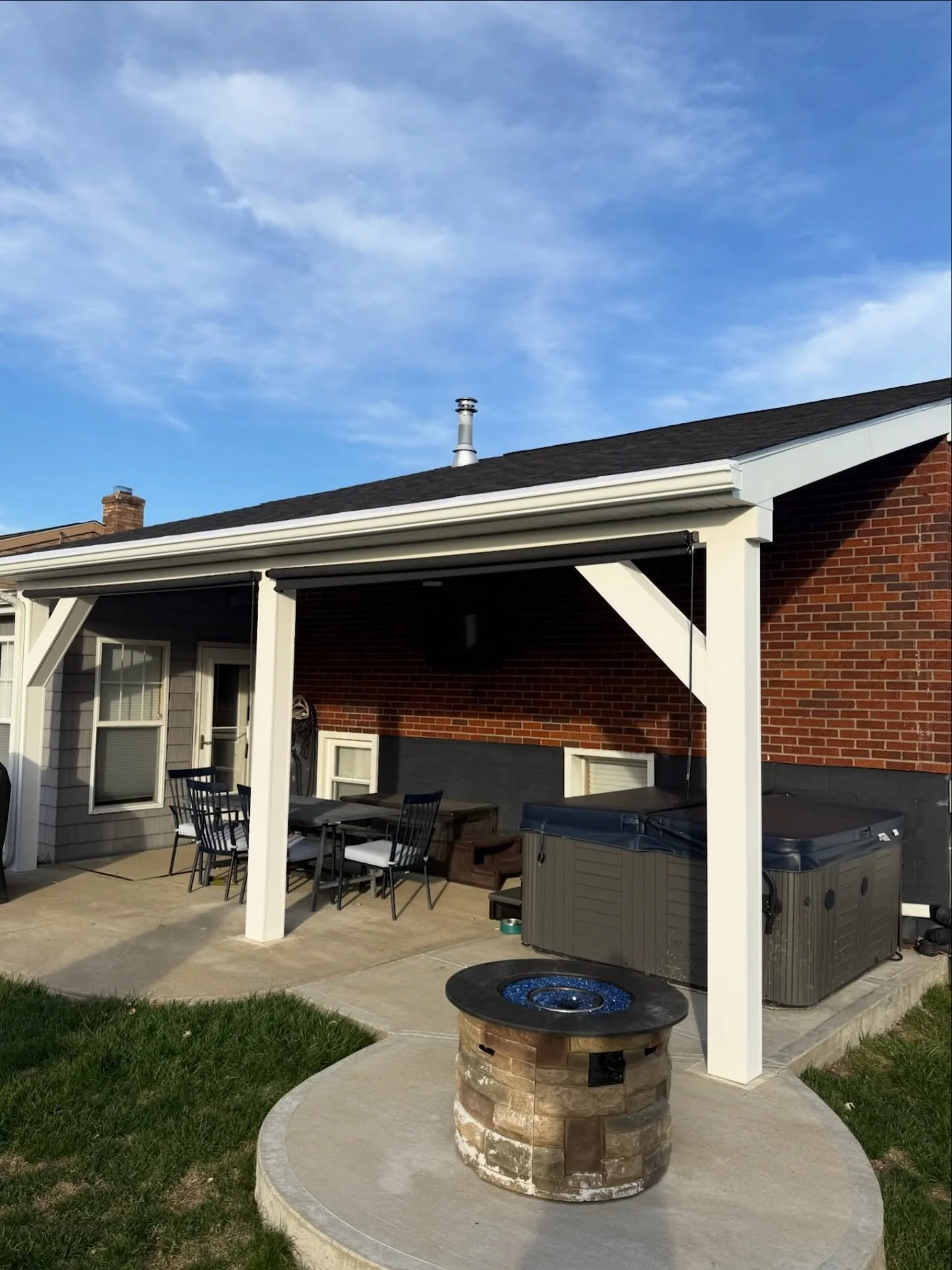Nothing better than a brand new roof and overhang to relax under all year round!🍁☃️🌞

(Swipe to see before pics)

#contracting #roof #newroof #pgh #pghcontractor #homeimprovement