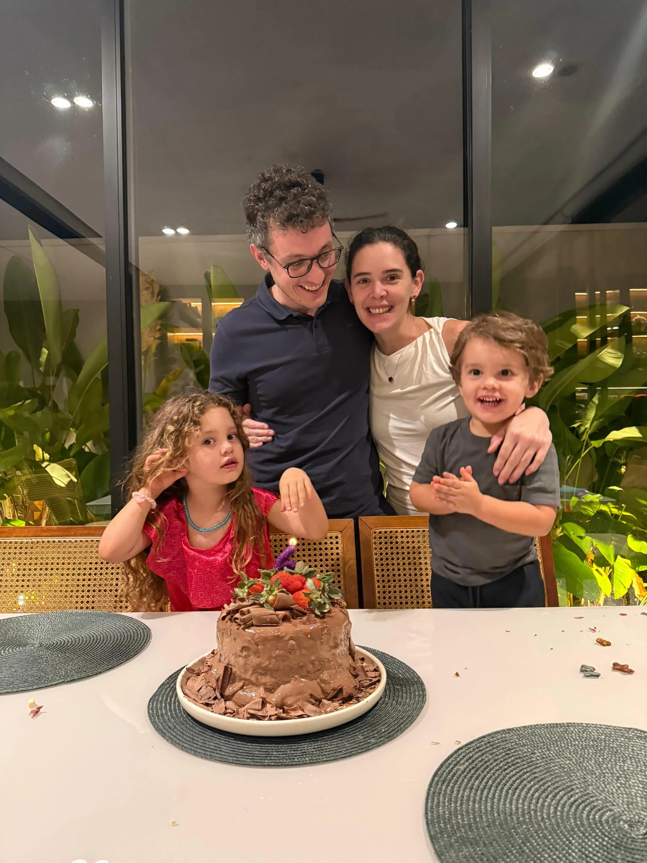 E hoje comemoro meus 36 anos ! Que felicidade ter minha fam&iacute;lia ao meu lado !! Meus filhos que s&atilde;o a minha raz&atilde;o de viver e minha esposa, minha companheira que esta sempre ao meu lado em todos os momentos !! Obrigado por fazerem 