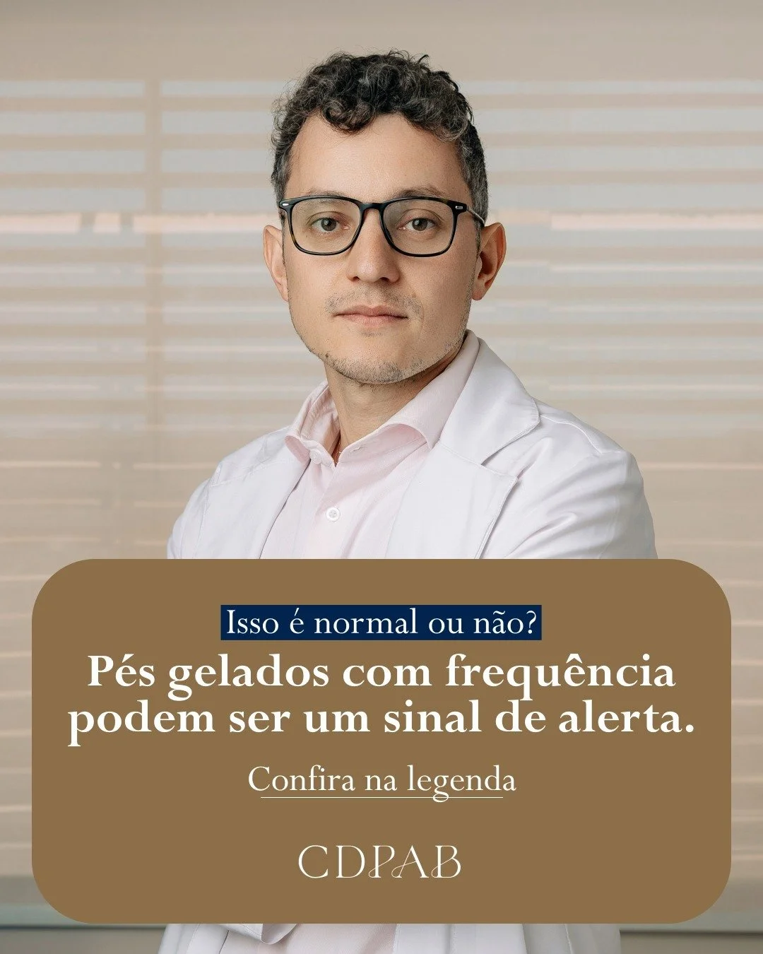 Sentir os p&eacute;s gelados de vez em quando, principalmente em dias frios, pode ser normal.

Mas quando isso acontece com frequ&ecirc;ncia, mesmo em ambientes quentes ou acompanhado de outros sintomas, vale a pena investigar.

Em alguns casos, p&ea