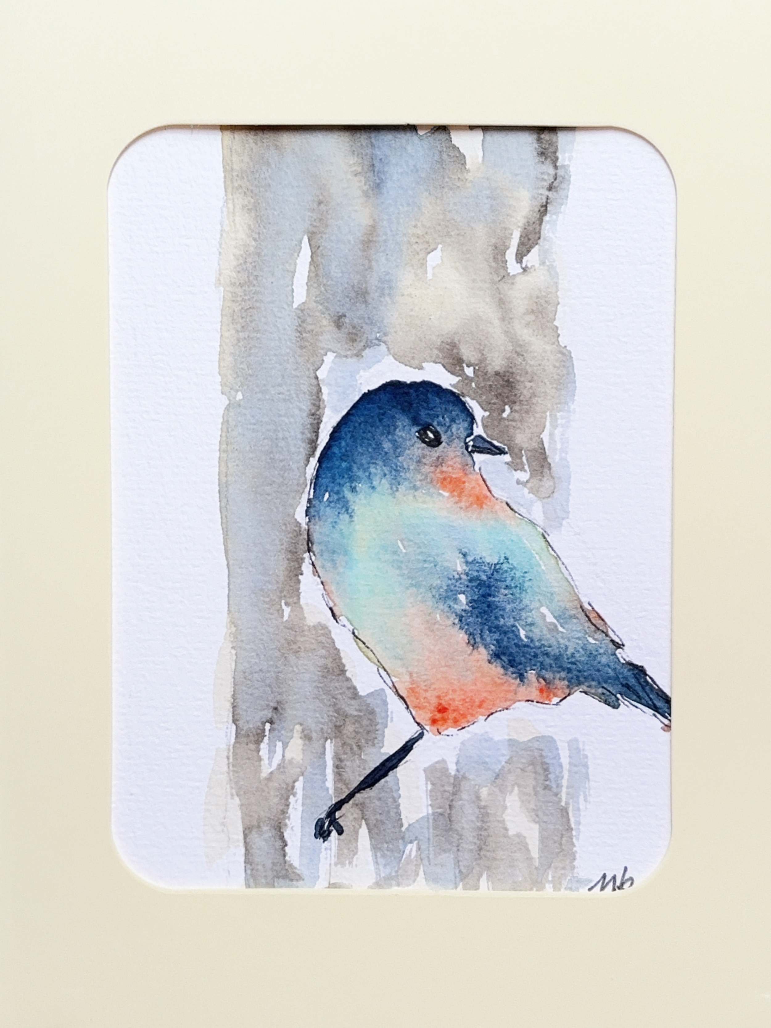 Un oiseau sur le tronc