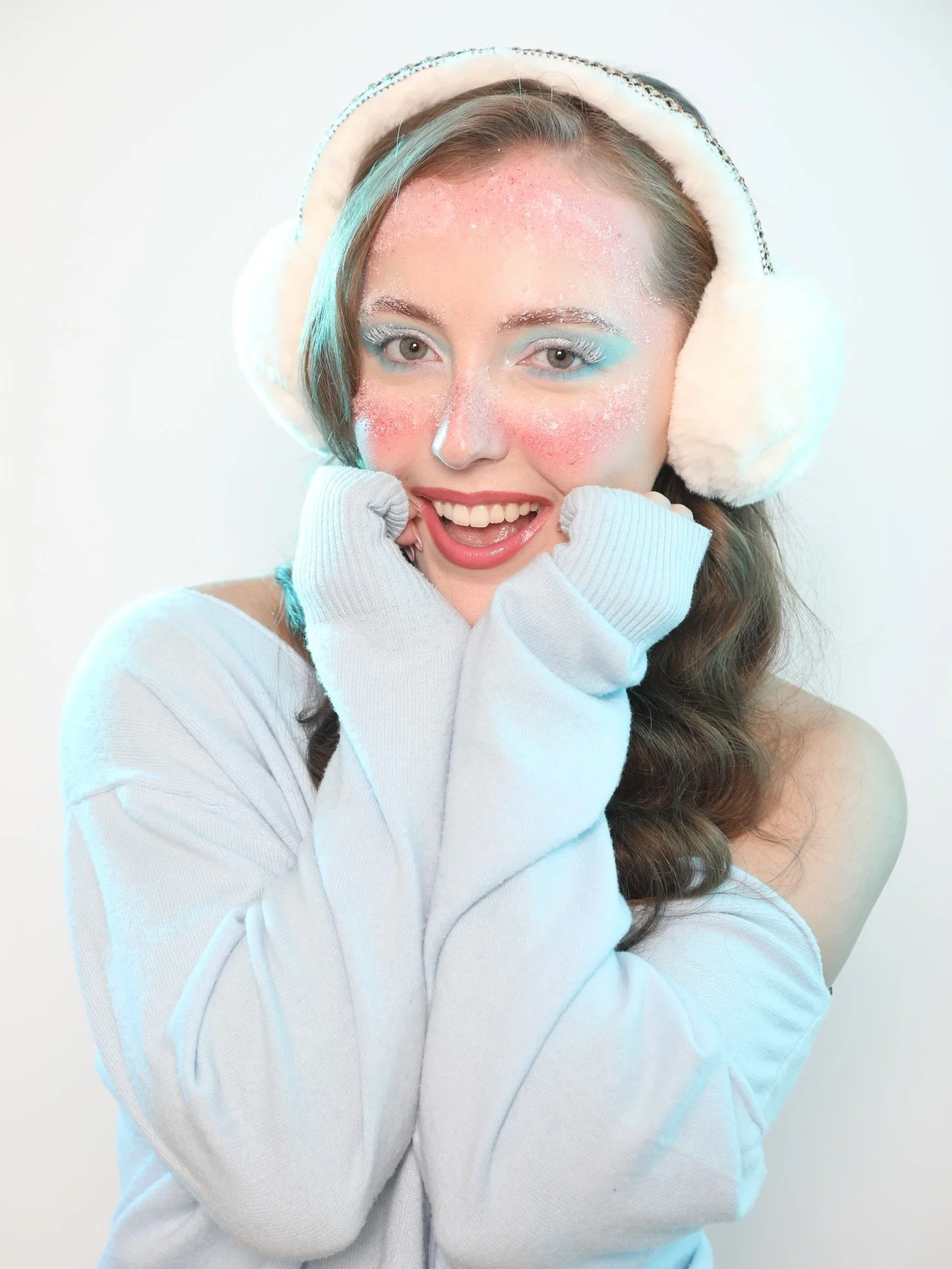 brrr it&rsquo;s cold outside ❄️

makeup: @makeupbyemilysias 
assist + hair: @makeupbykatiemasters 

products:
@mudcosmetics foundation + concealer 
@hauslabs stick blush
@juviasplace powder blush 
@beautybay eyeshadow palette 
@kisslashes wispy lashe
