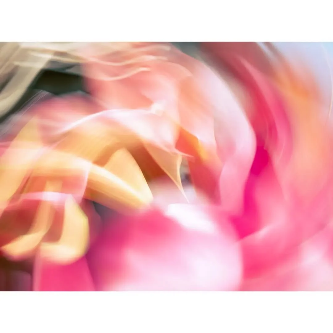 Here comes the sun
.
.
.
#jaynahophotography #hintology #asianamericanartist #spectaculummagazine #icm_community #icmphotography #intentionalcameramovement #paintingwithlight #bluronpurpose #blurwillsavetheworld #abstractphotography #abstractexpressi