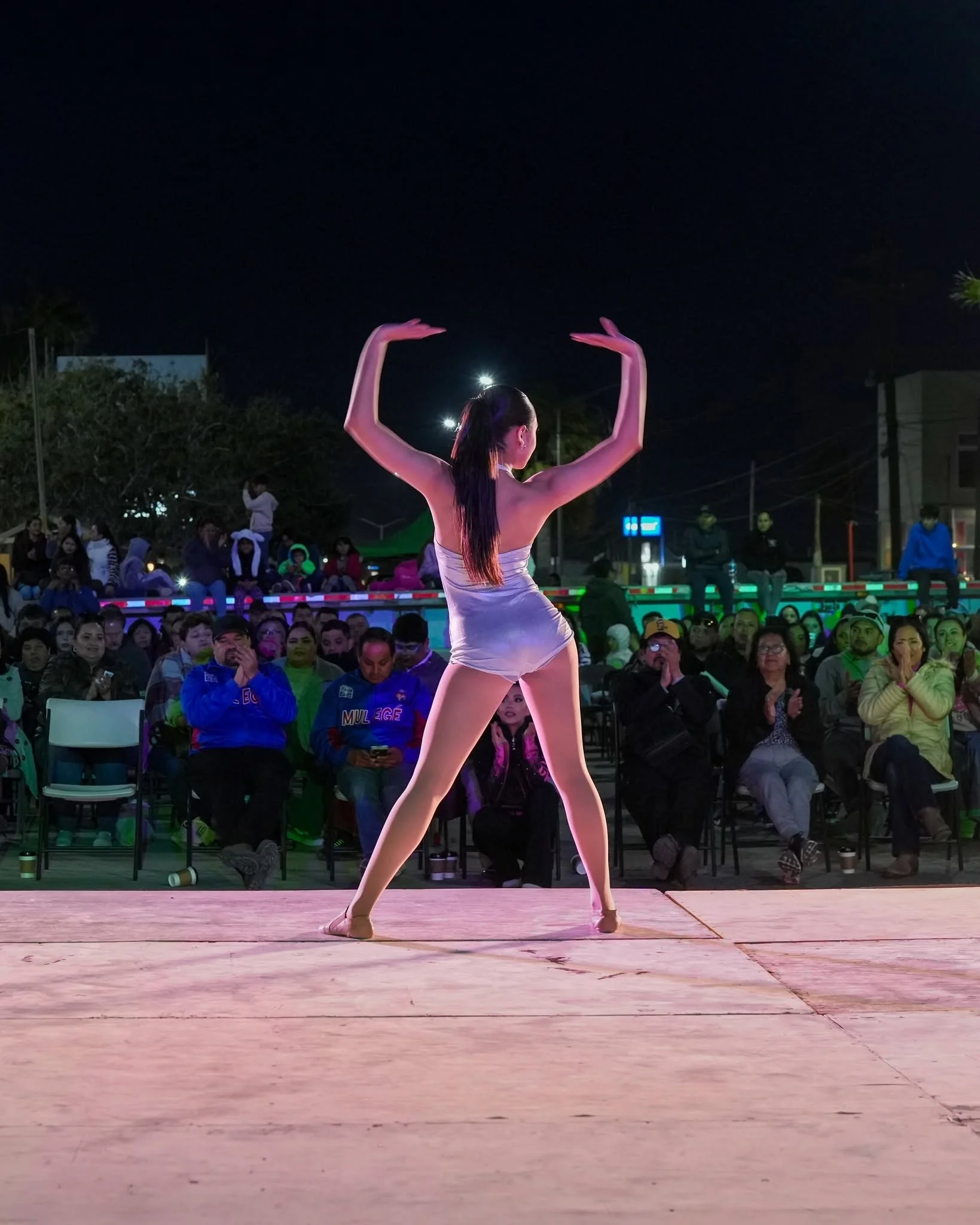 Números artísticos de danza durante la primera edición del Ballenafest en 2025.