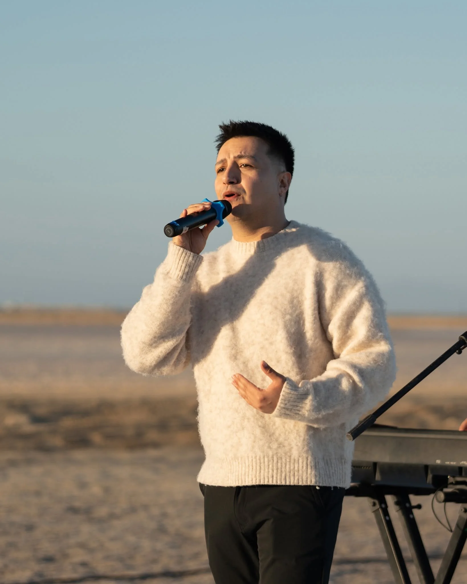 Josué González en las Dunas de Guerrero Negro durante la filmación del teaser del Ballenafest 2026.