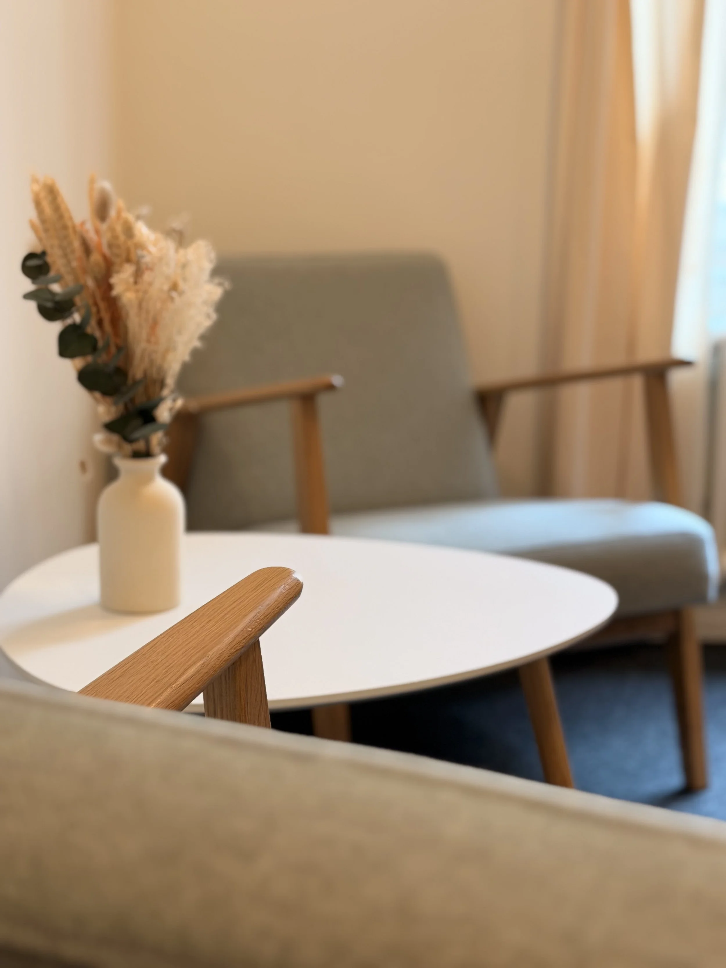 Heller und einladender Coaching- und Facereading-Raum von Michèle Stoffler in Basel.