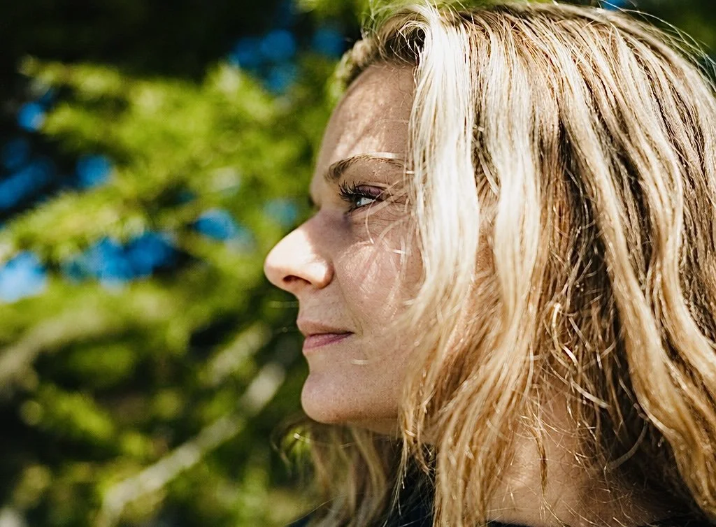 Nachdenkliche Frau im Halbprofil. Blogartikel über Intelligenz, Selbstzweifel und Selbsterkenntnis von Michele Stoffler