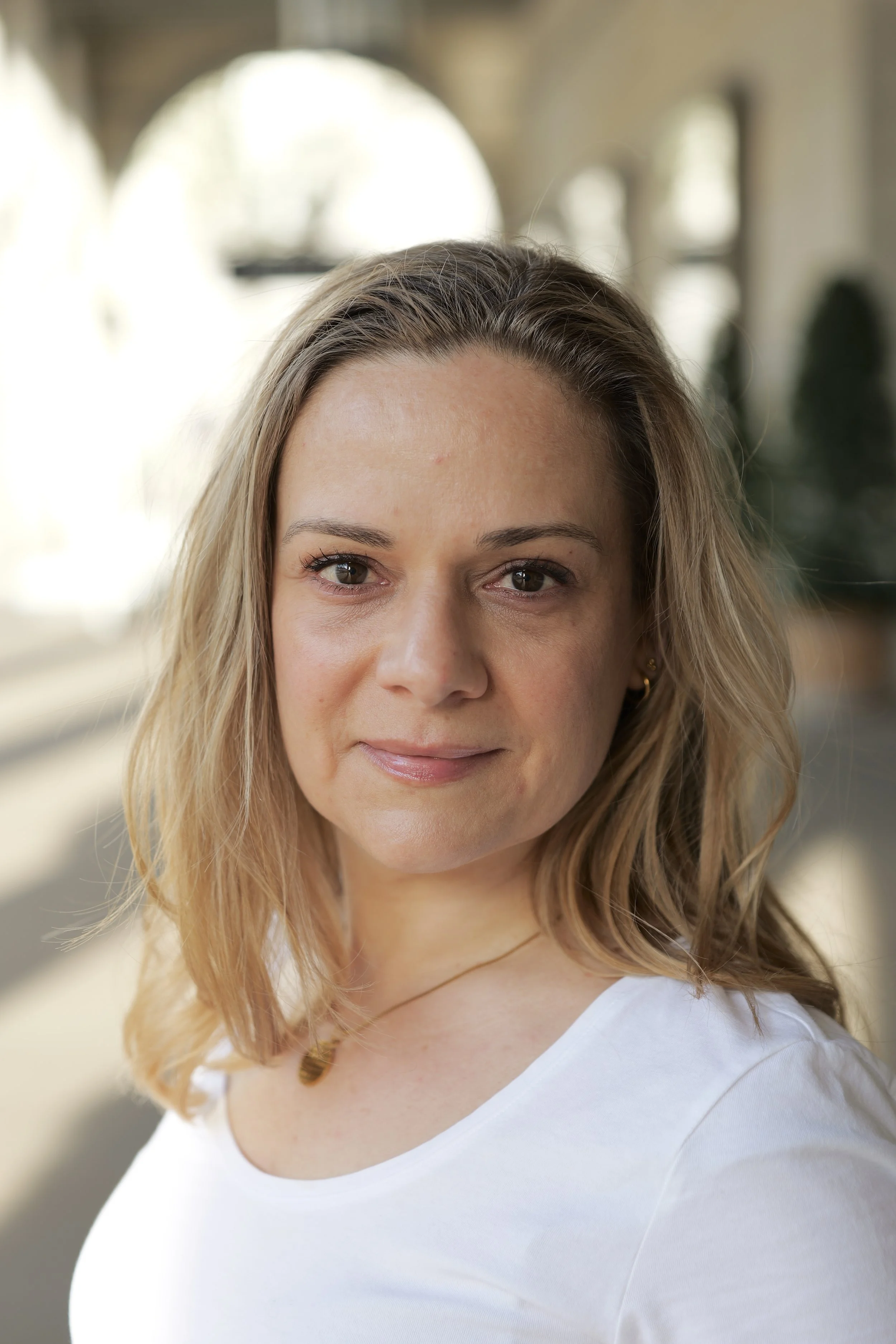 Michèle Stoffler, Psychologische Facereaderin und Coach in Basel, lächelnd im Porträt.