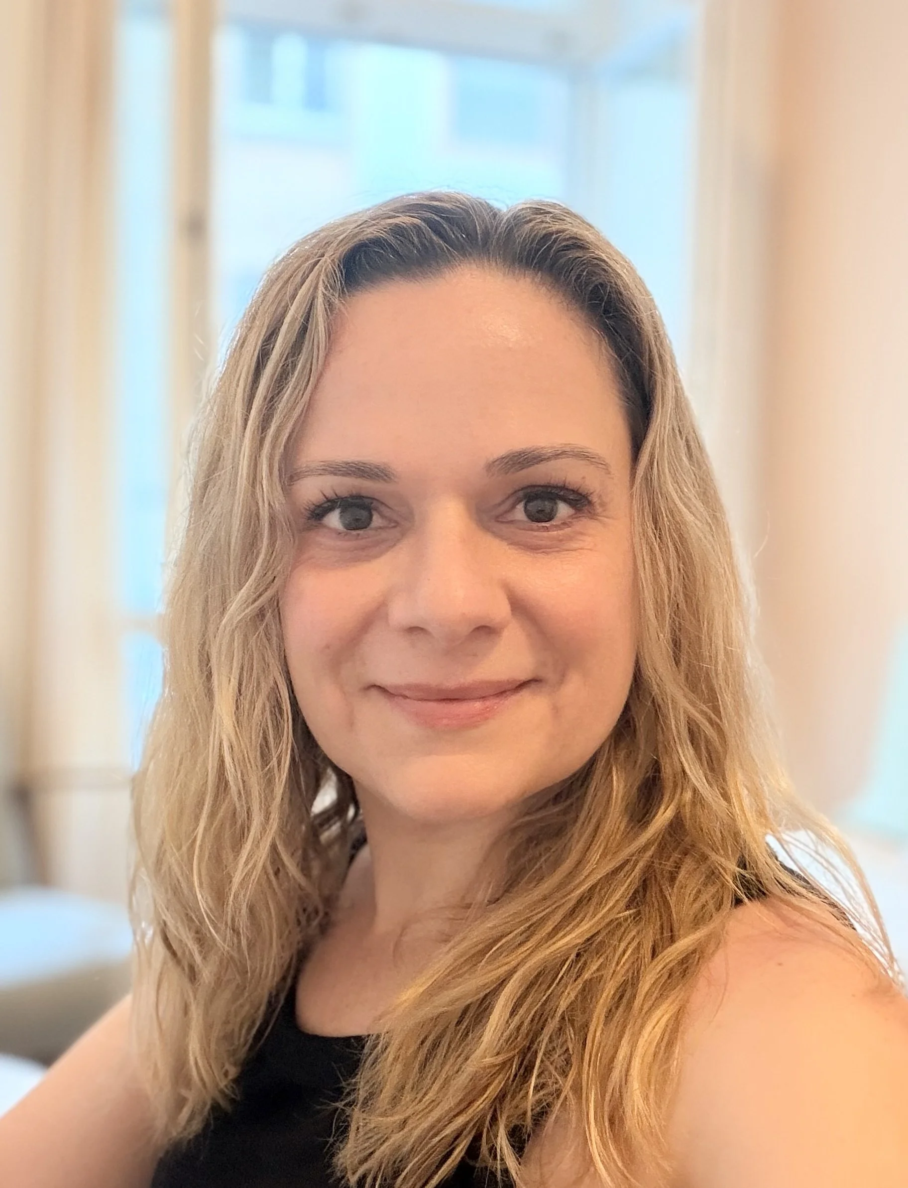 Michèle Stoffler, psychologische Face Readerin, Profilerin und Coach in ihrem Praxisraum in Basel.