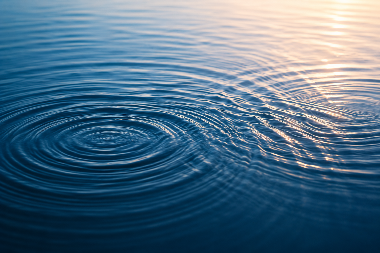 Kreise und Wellen auf einer Wasseroberfläche als Symbol für wiederkehrende Beziehungsmuster