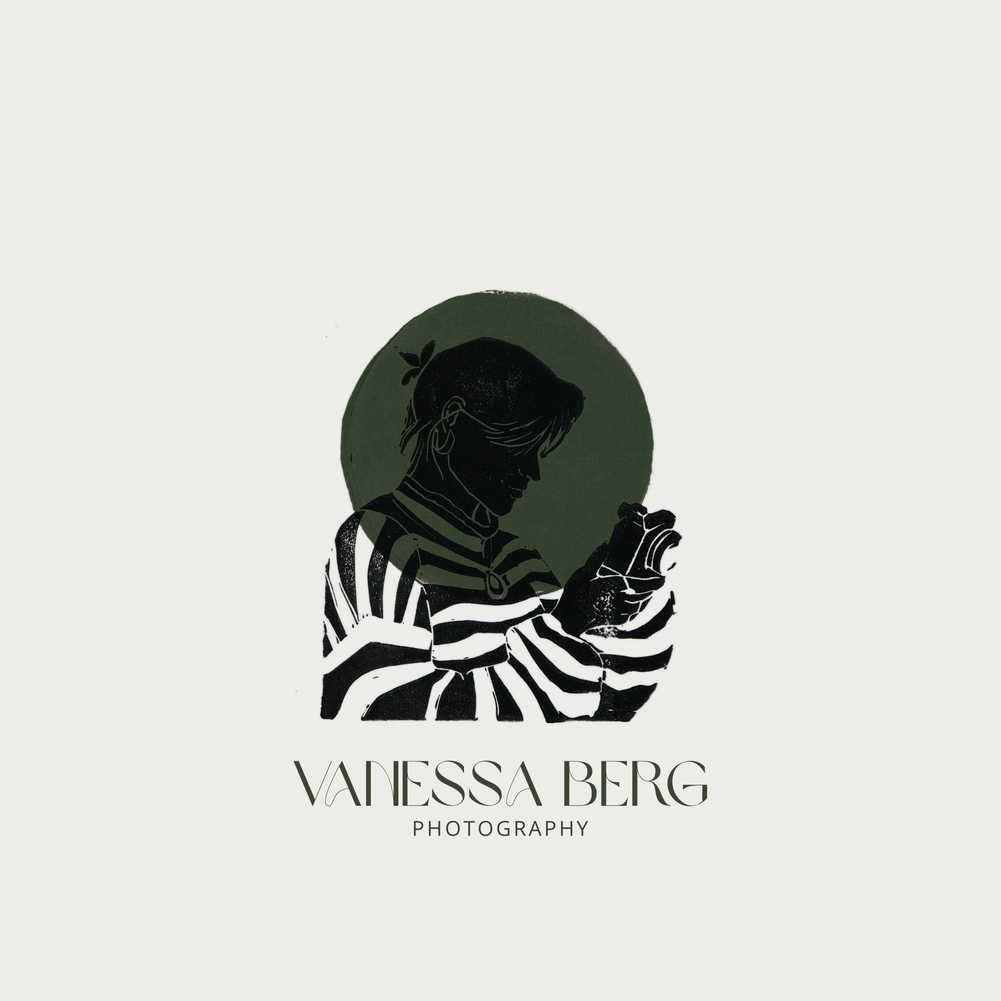 Grafik eines Mädchens mit kurzen Haaren, das ein Smartphone hält, vor einem dunklen Kreis, mit dem Text 'VANESSA BERG PHOTOGRAPHY' darunter.