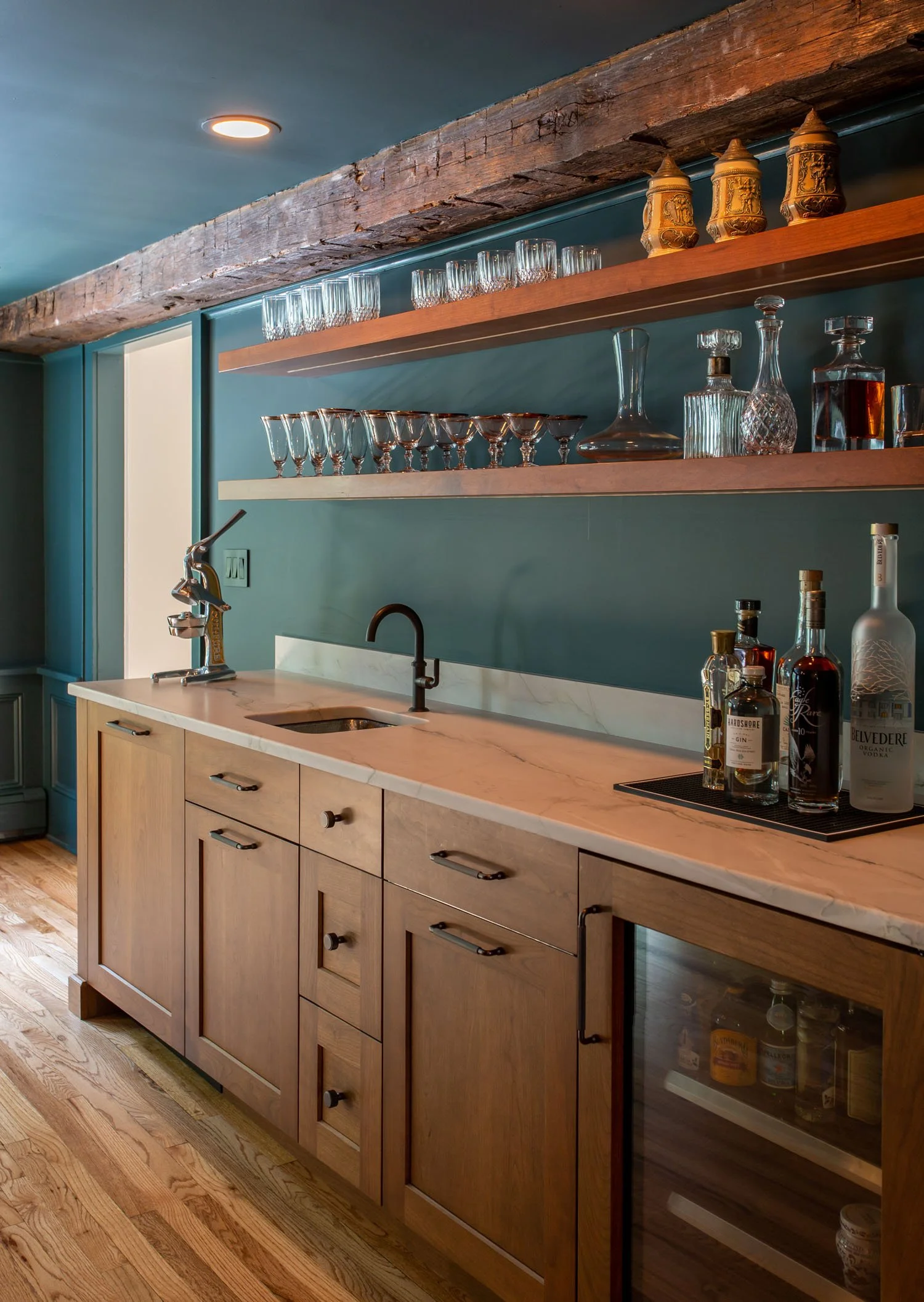 A dining room becomes a lounge with bar.