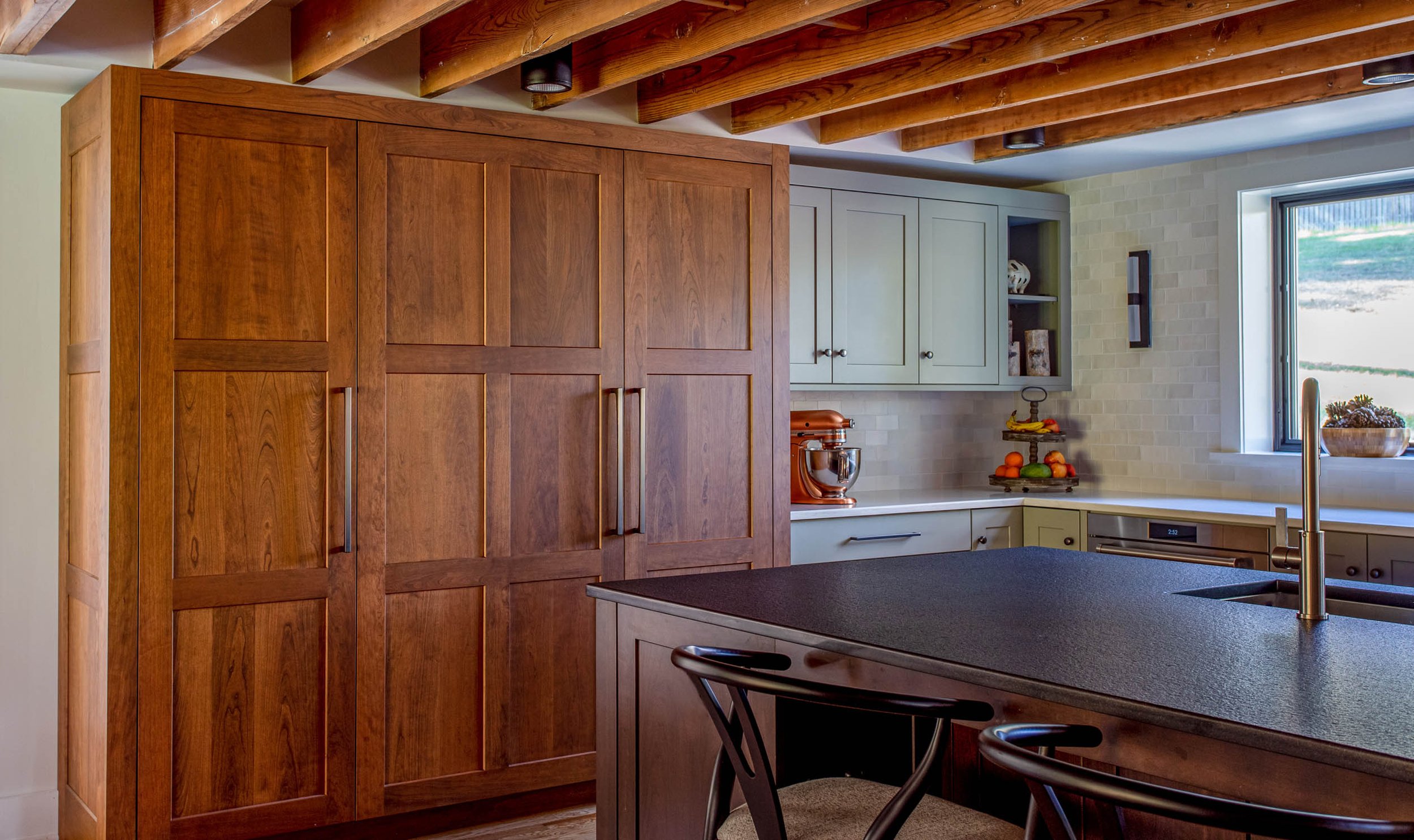 Closed bank of refrigeration with pantry