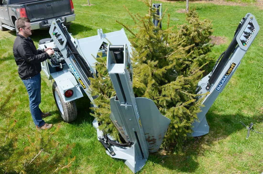 Baumalight-TR440-trailer-tree-spade-digging-tree.jpg
