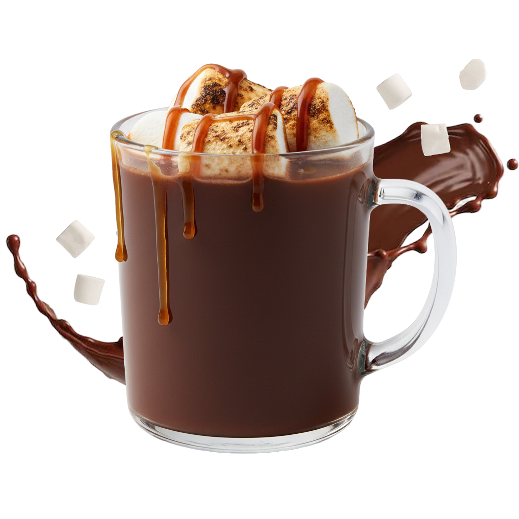 Tasse en verre de chocolat chaud garni de guimauves grillées, de caramel et de morceaux de chocolat, avec de la sauce au chocolat et des morceaux de guimauves dispersés autour.